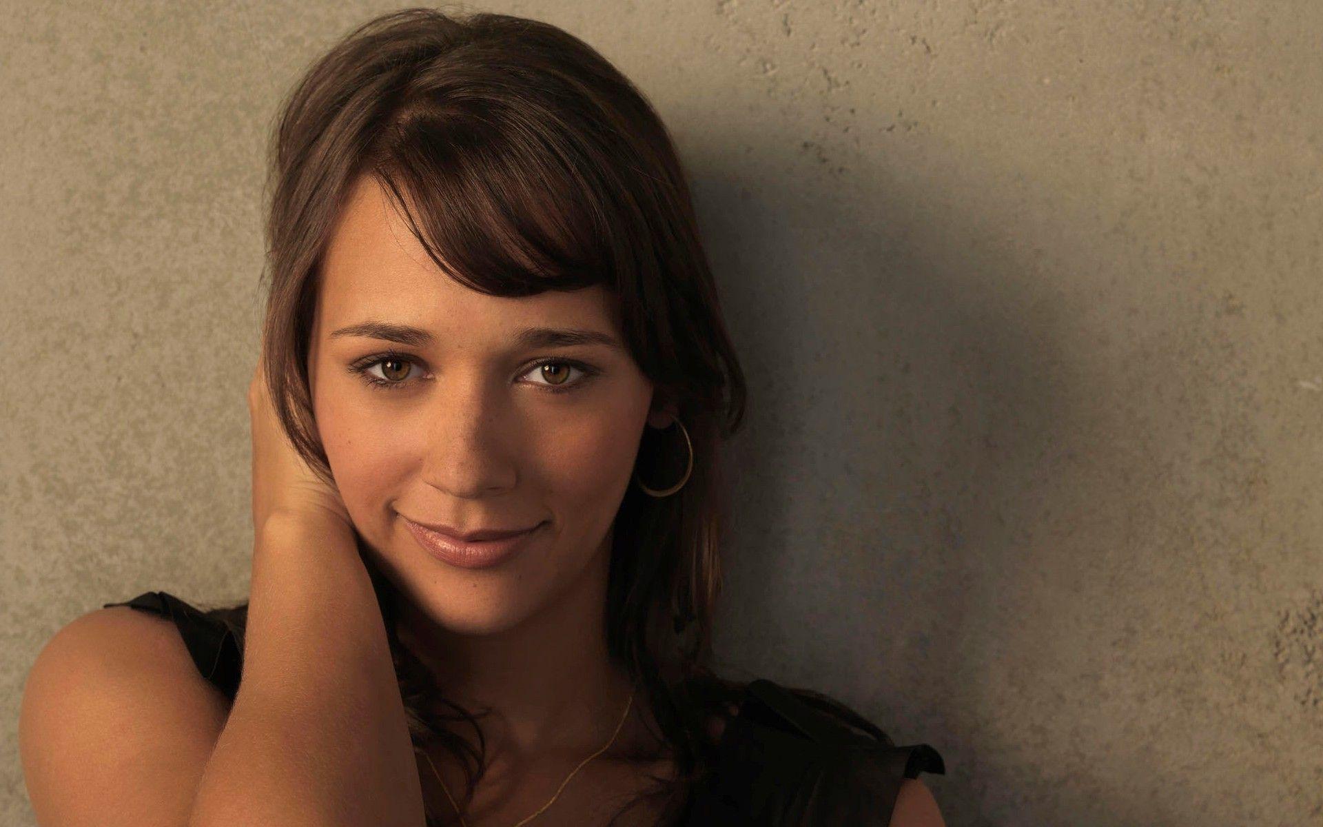 1920x1200 Rashida Jones Wallpaper