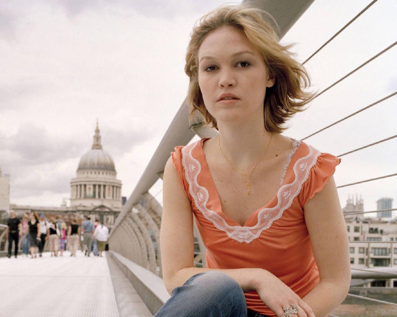 1280x1024 Julia Stiles wallpaperx1024