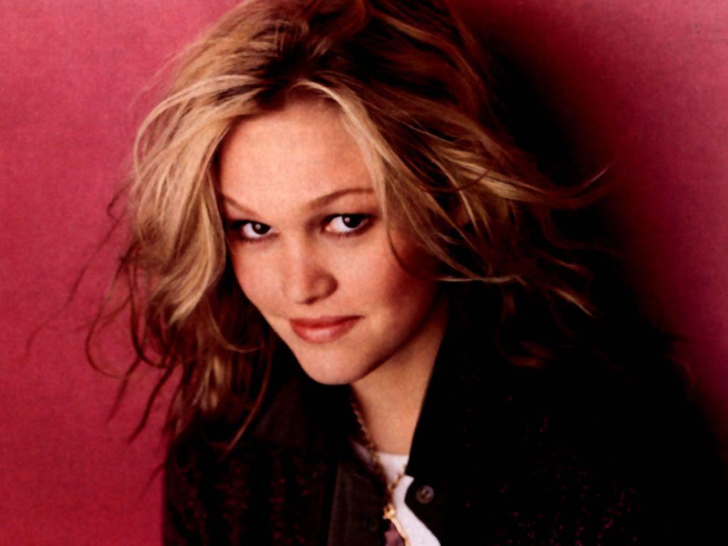 1024x768 Julia Stiles Wallpaper
