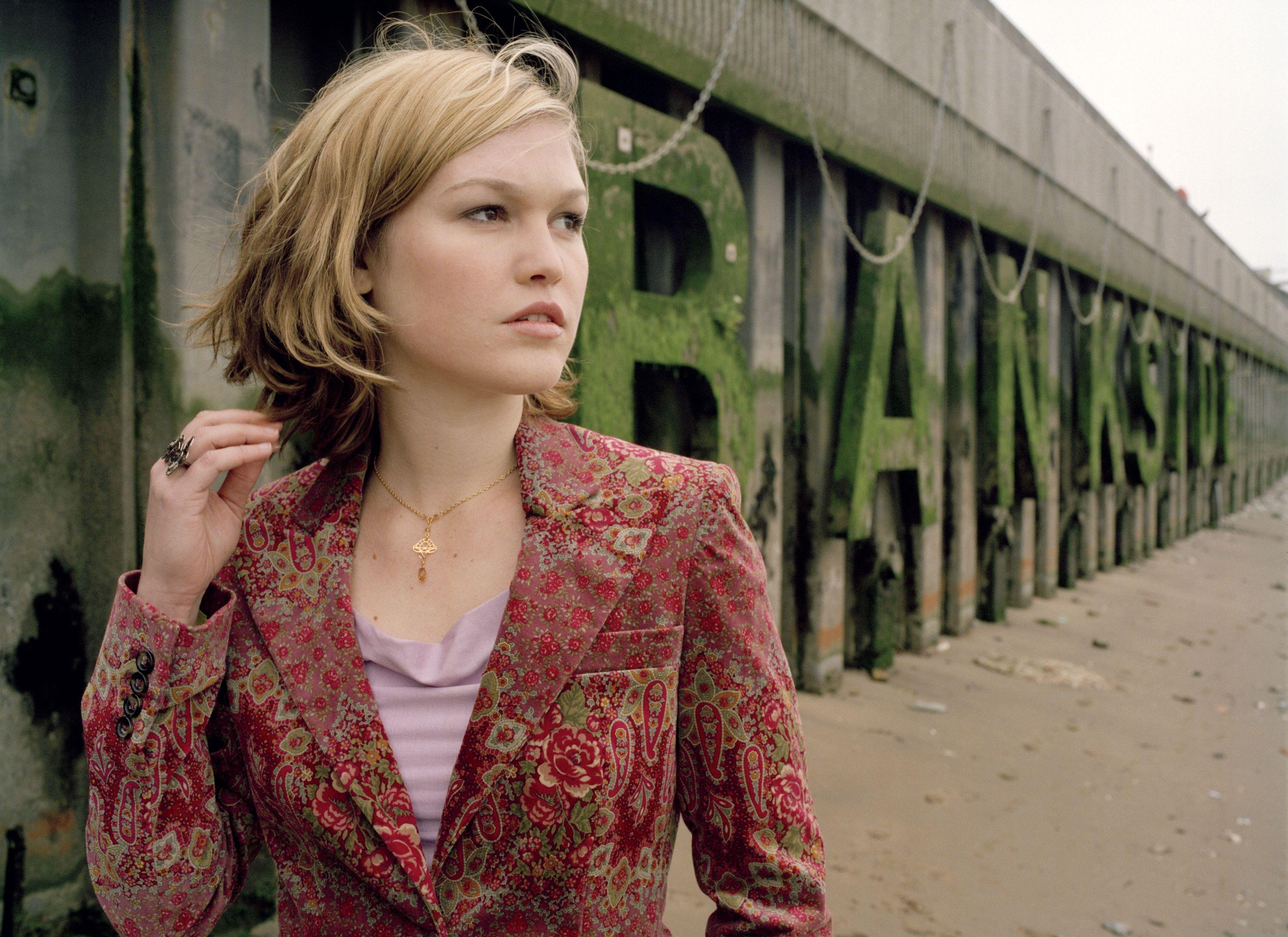 3200x2328 Julia Stiles Wallpaper
