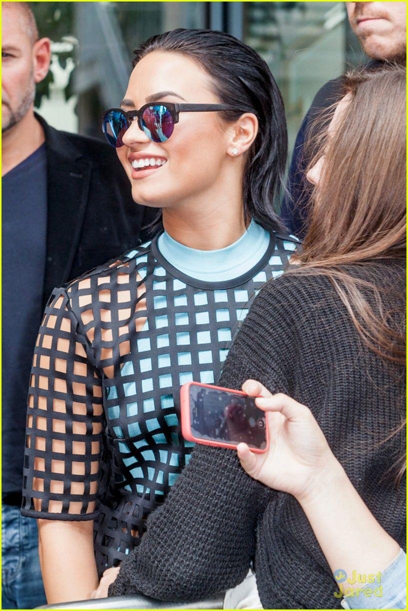 817x1222 Demi Lovato Changes Phone Background for First Time Since Buddy Died: Photo 861383. Demi Lovato Picture. Just Jared Jr