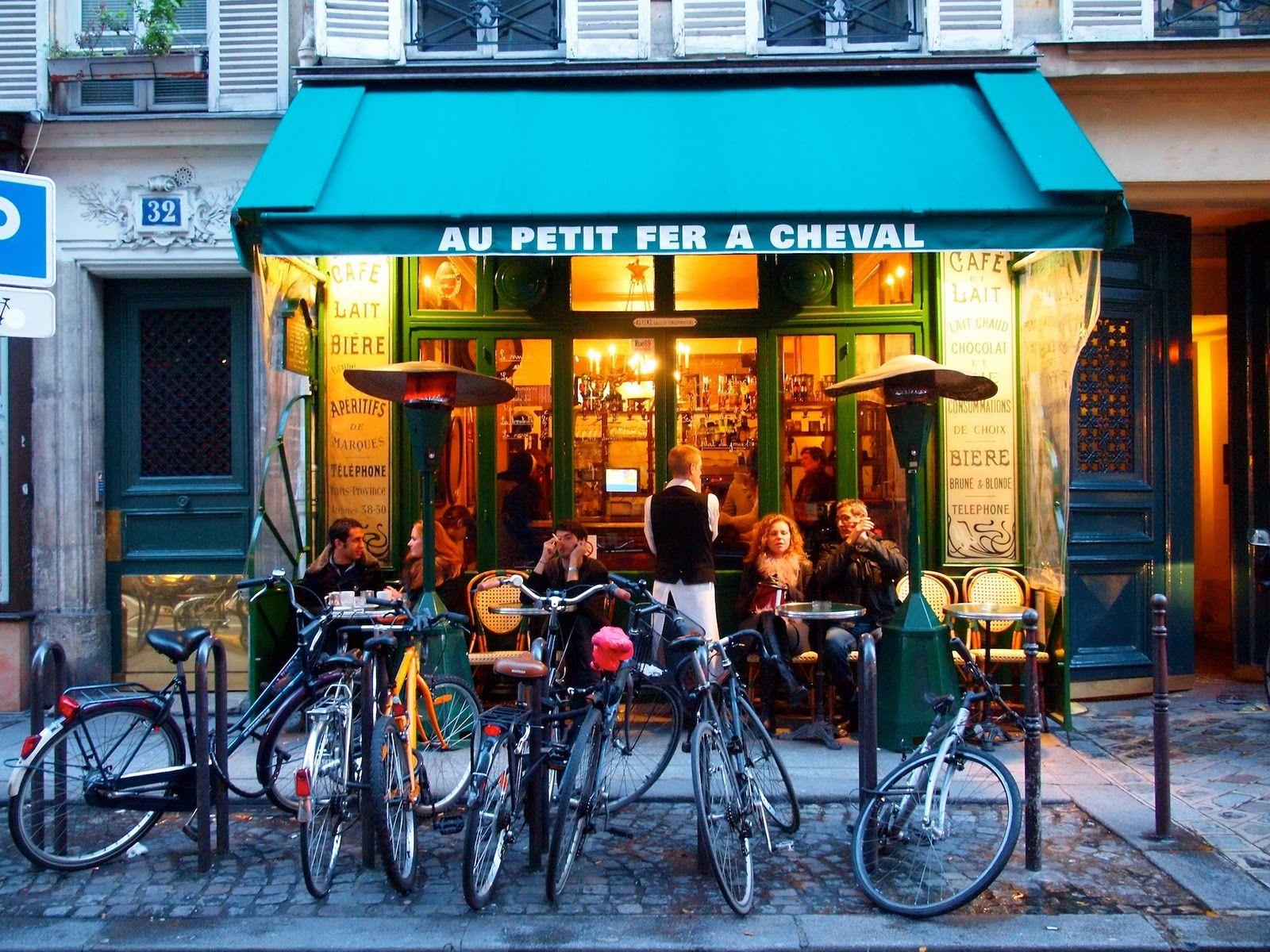 Кафе на улице на телефон. Le petit Cafe Париж. Кафе бистро в Париже. Уличное кафе в Париже. Париж улочки кафе.