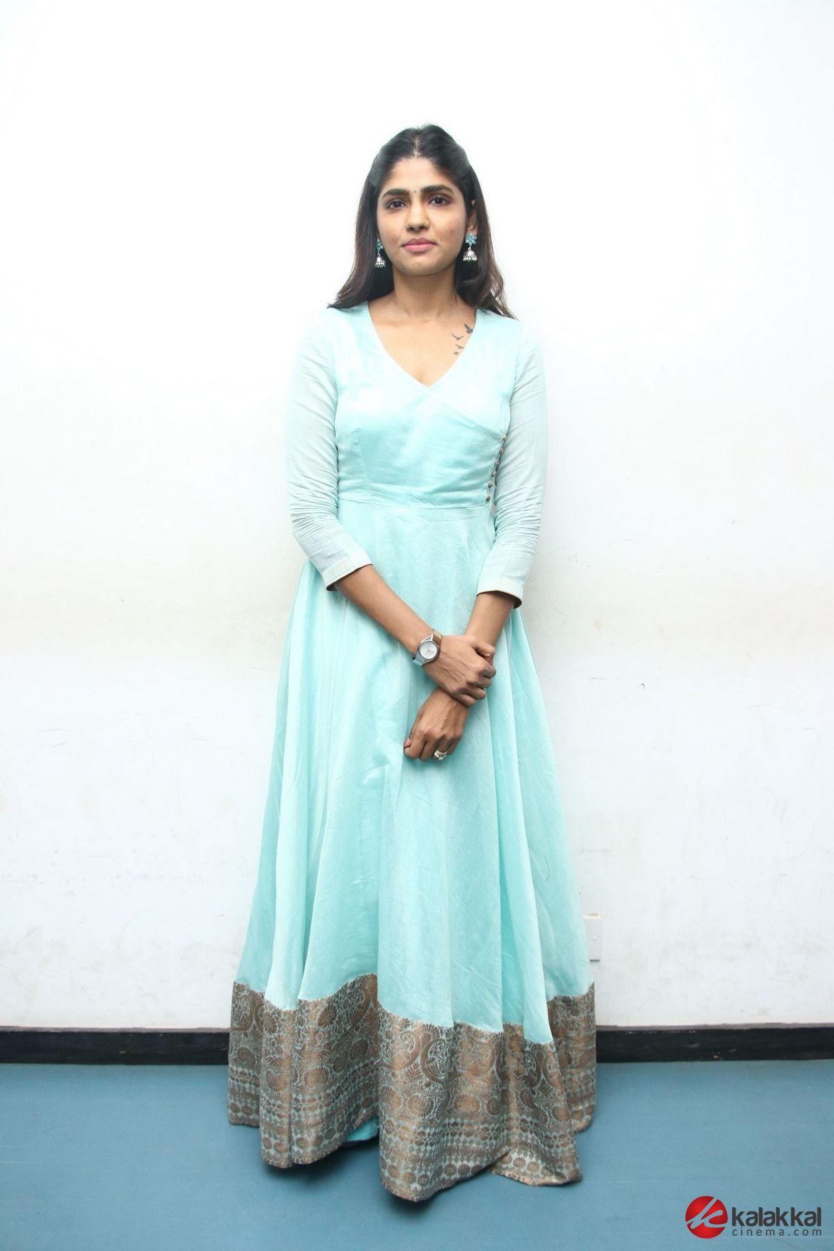 Kannum Kannum Kollaiyadithaal Wallpapers Top Free Kannum Kannum