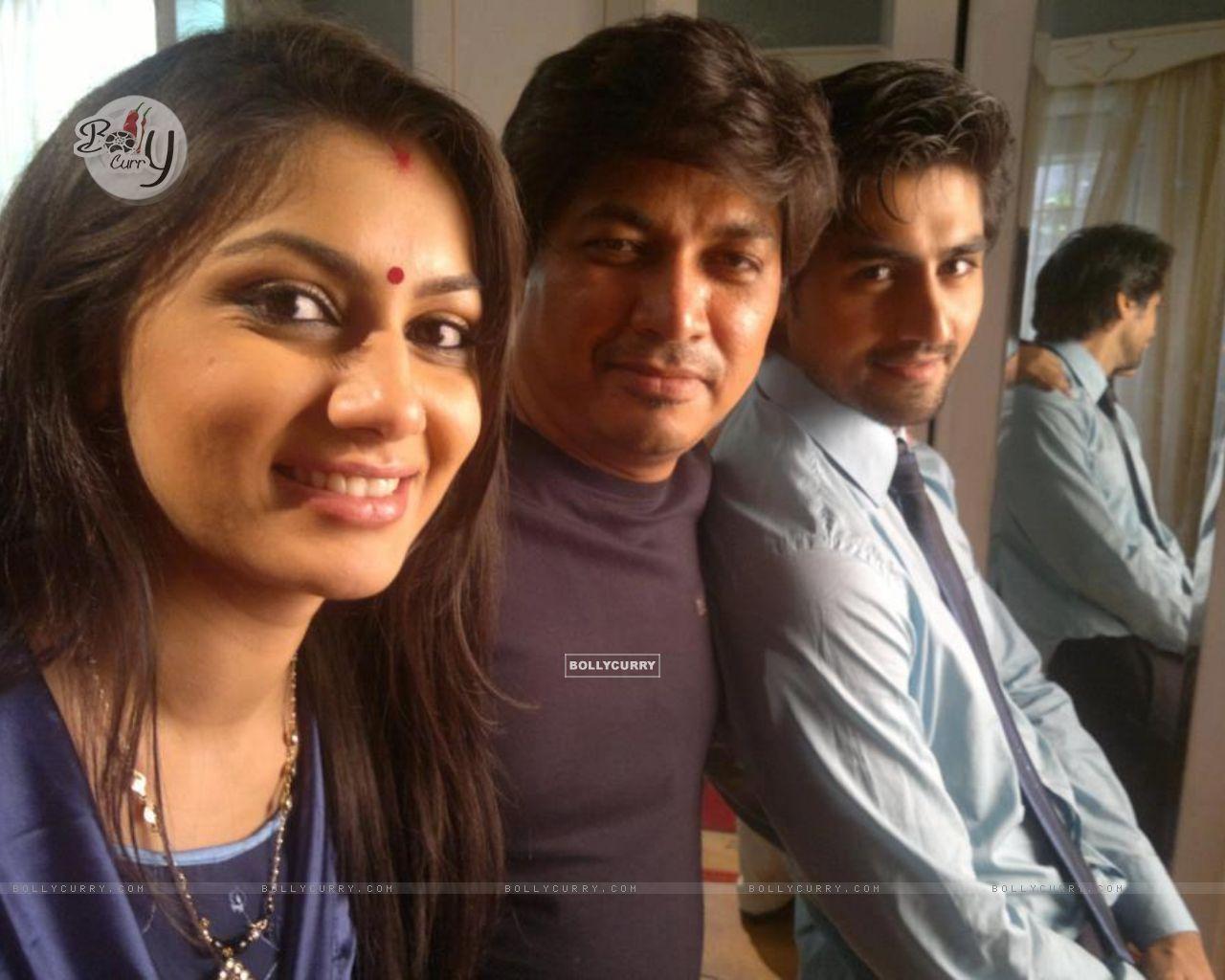 1280x1024 Wallpaper Chopda and Sriti jha size:1280x1024