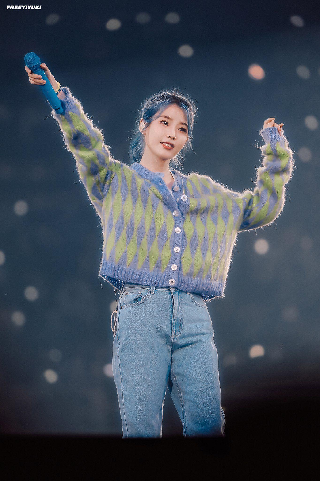1364x2048 IU Wistfully Remembers Her Close Friend Sulli With Dedicated “Love Poem” Performance At Her Concert