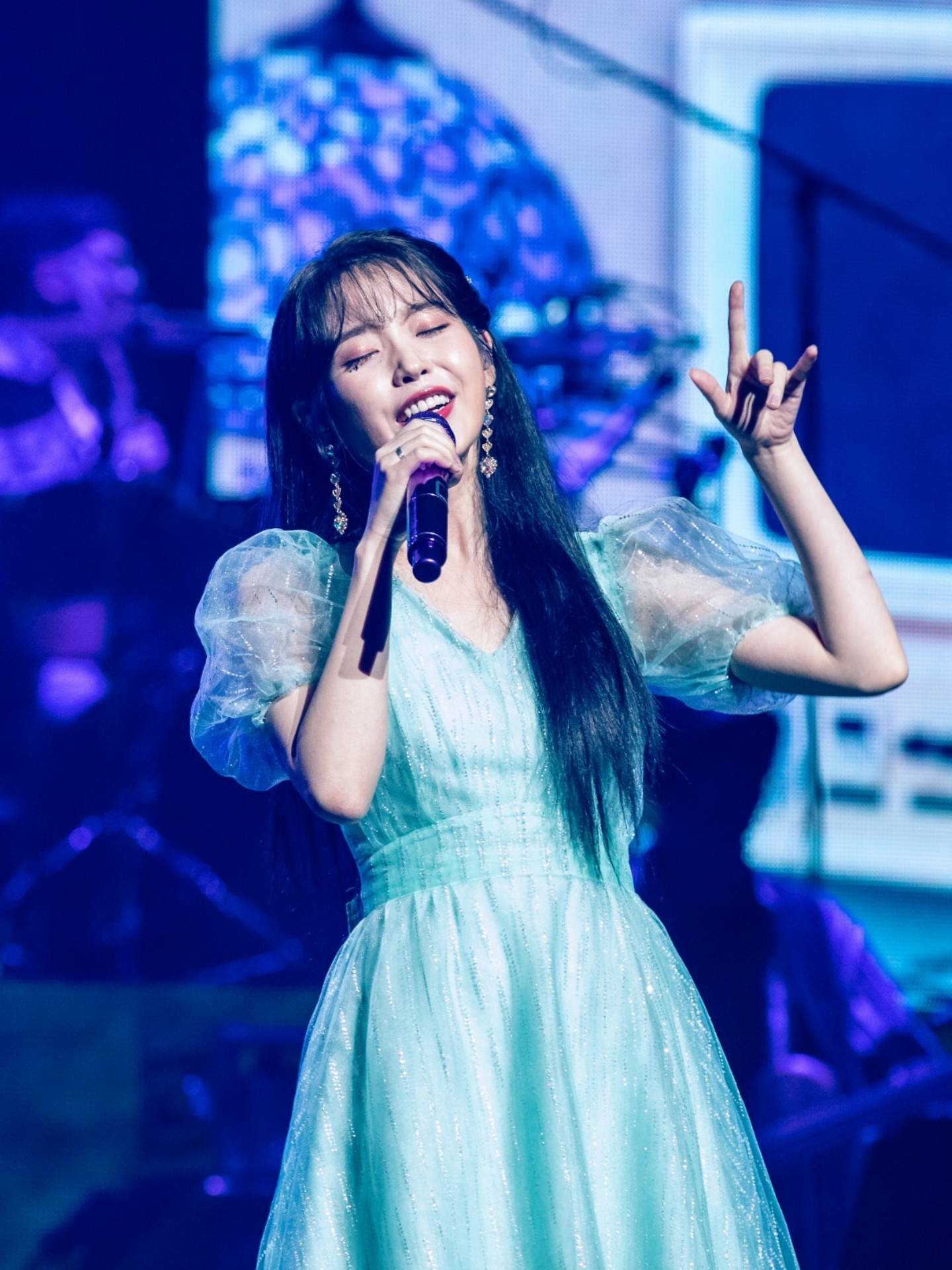 1440x1920 IU And Her Family Love Singapore So Much That Her Brother Is “Seriously Considering Doing An Exchange Semester Here”