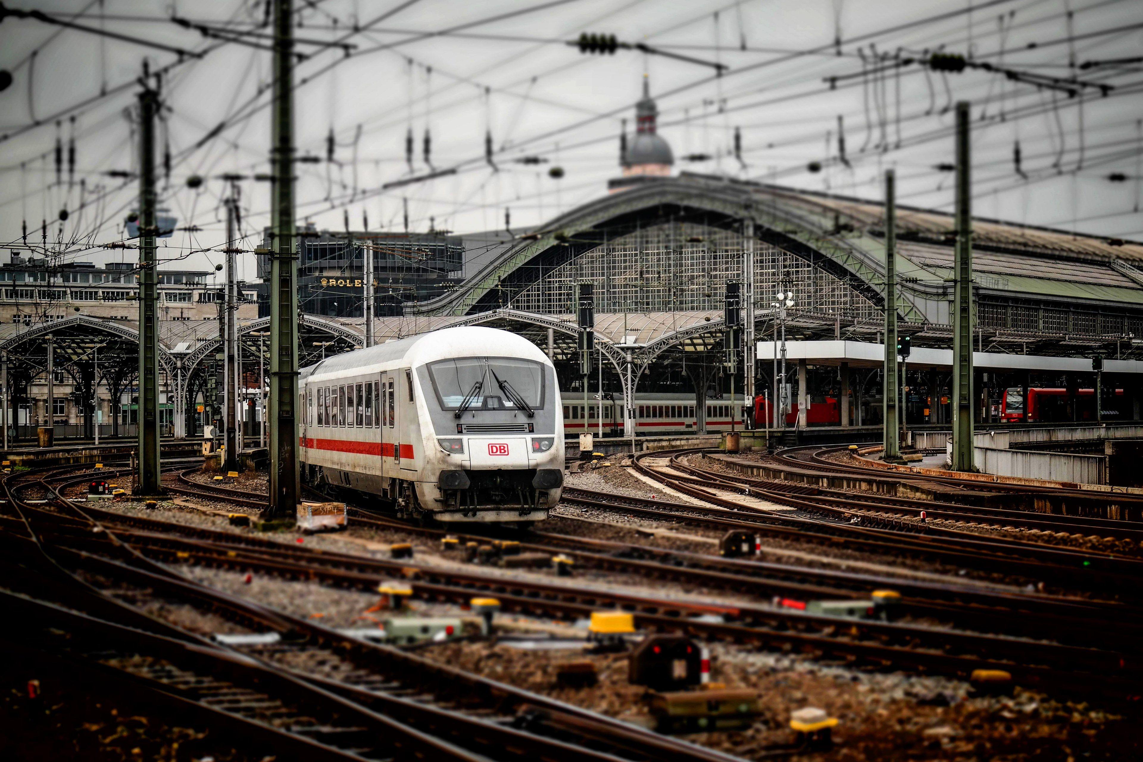 3840x2560 Wallpaper / railway station cologne train railway ice seemed 4k wallpaper