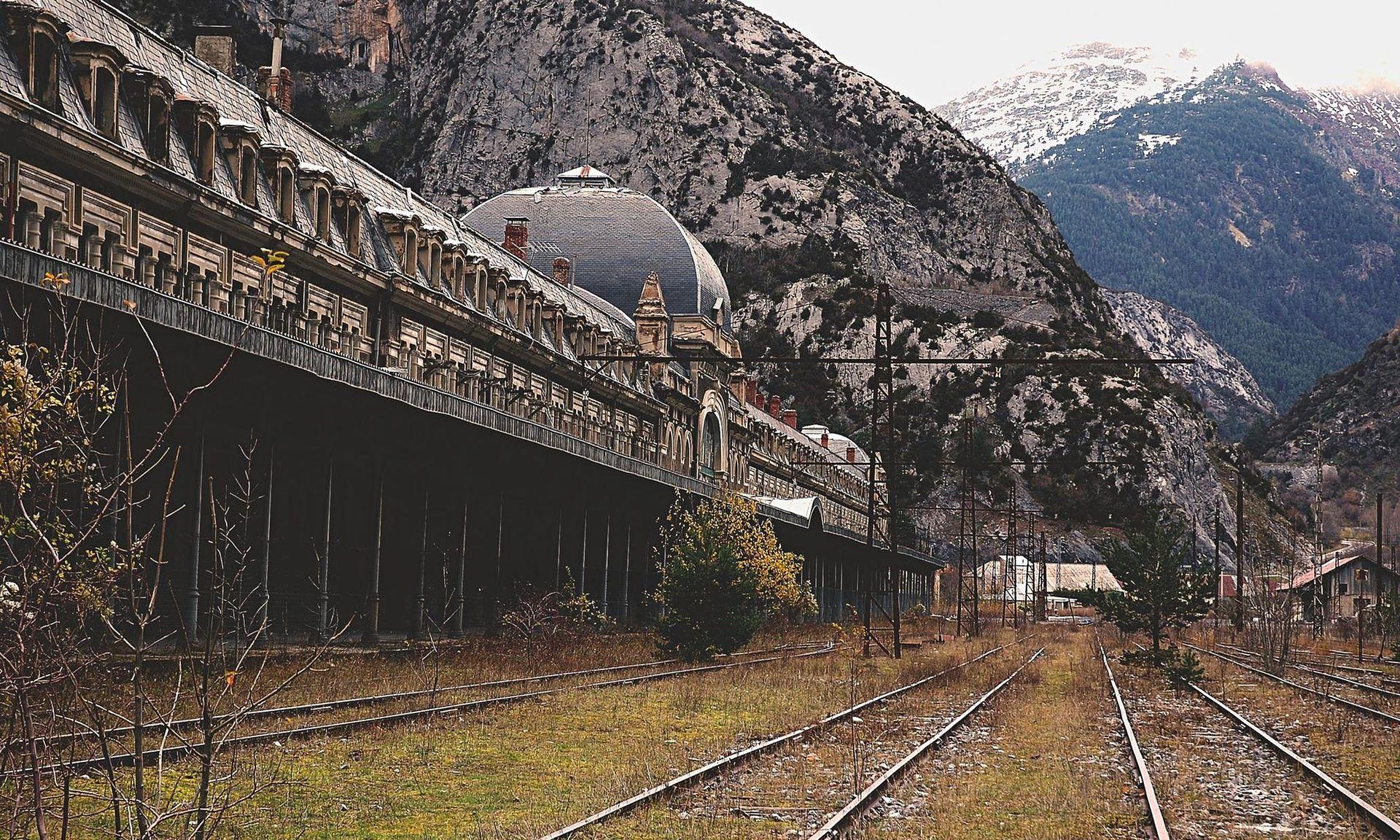 1920x1152 Abandoned Railway Station Wallpaperx1152