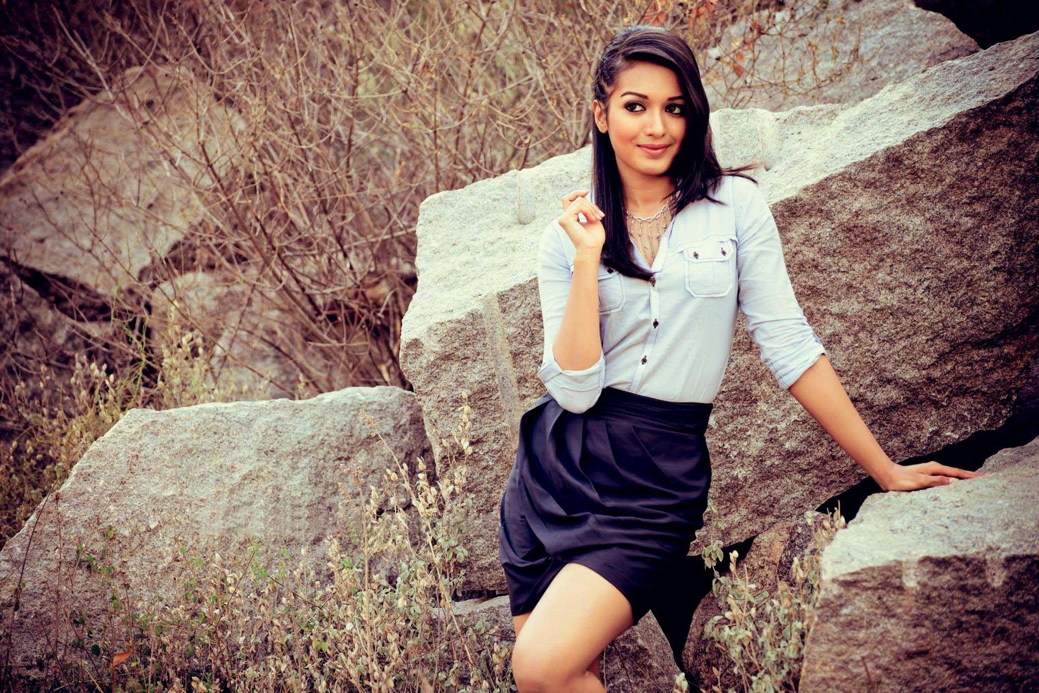 2048x1366 Catherine Tresa Wallpaper