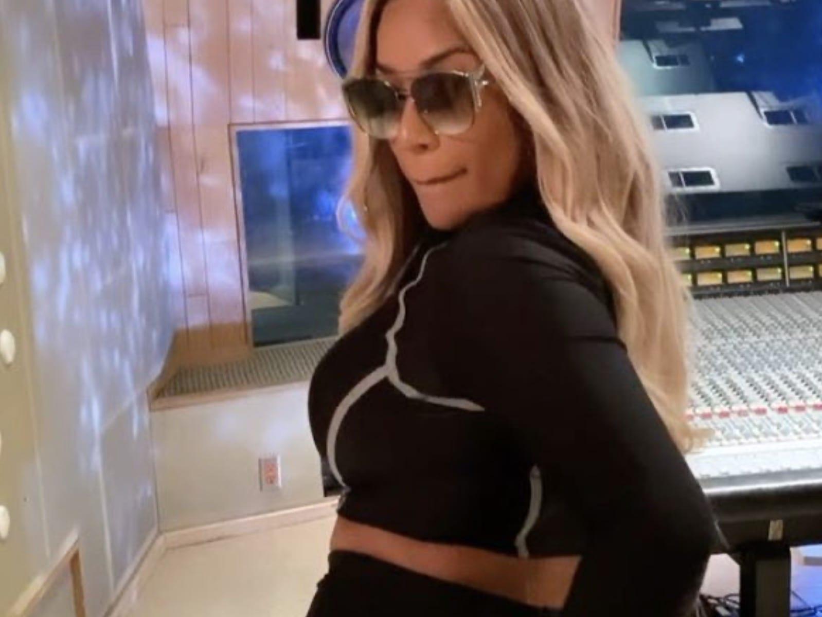 1598x1200 Stefflon Don Shows Off Her Curve Game In New Studio Clip