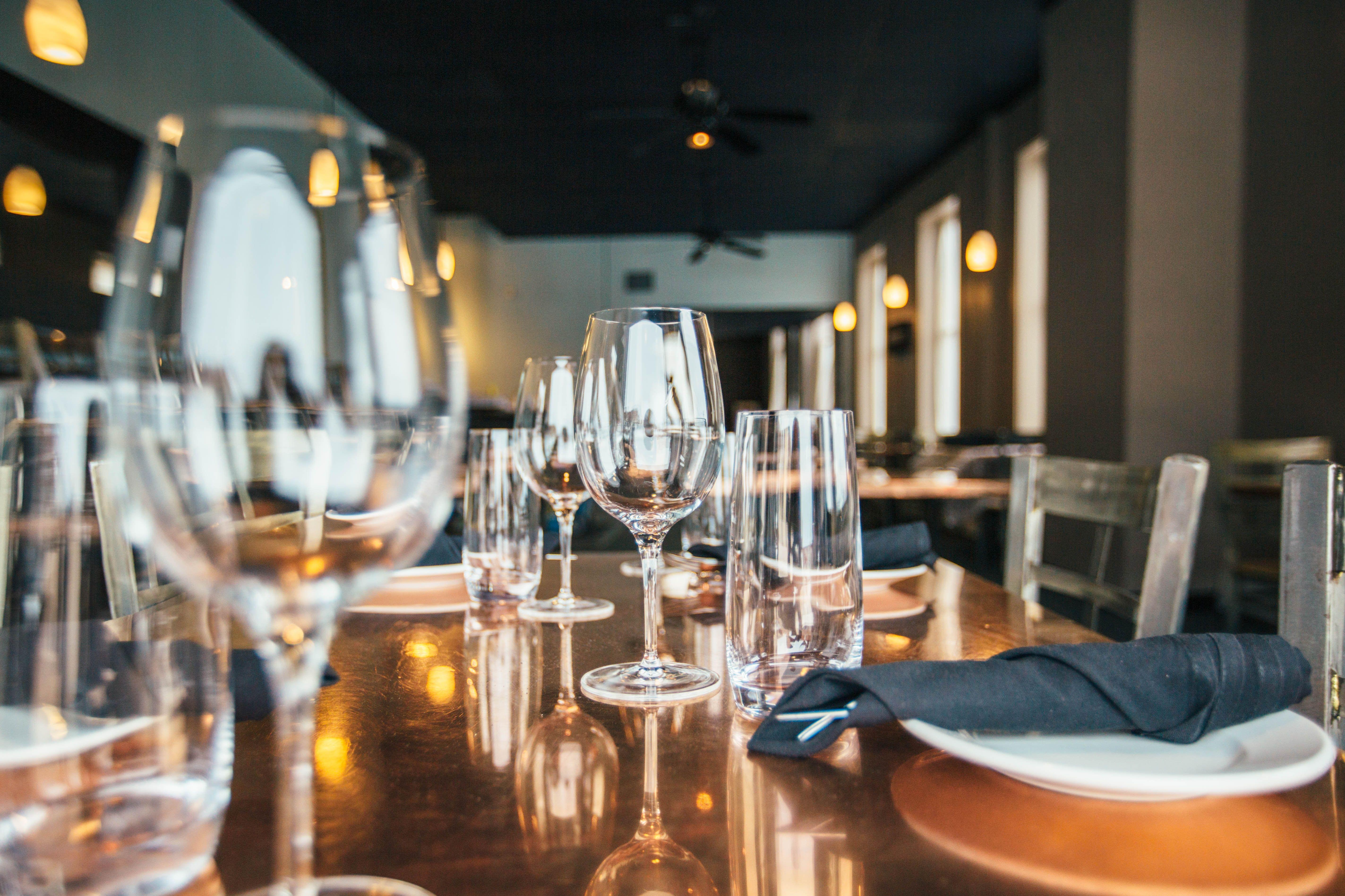 5694x3796 Fine Dining Table Set Up Free Image