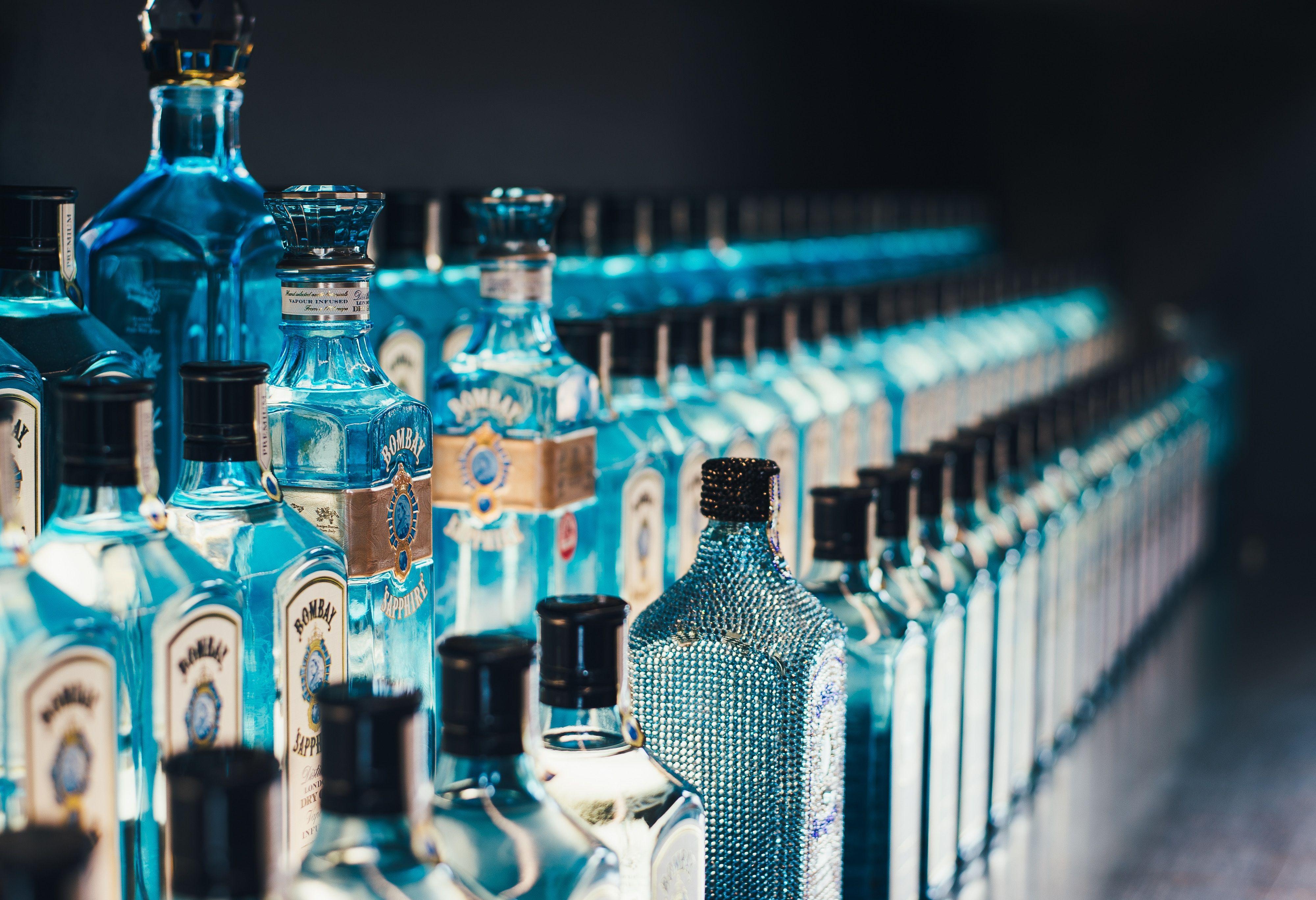 4000x2735 4000x2735 #blue, #gin, #drink, #bottle, #Public domain image, #bombay sapphire. Mocah.org HD Desktop Wallpaper