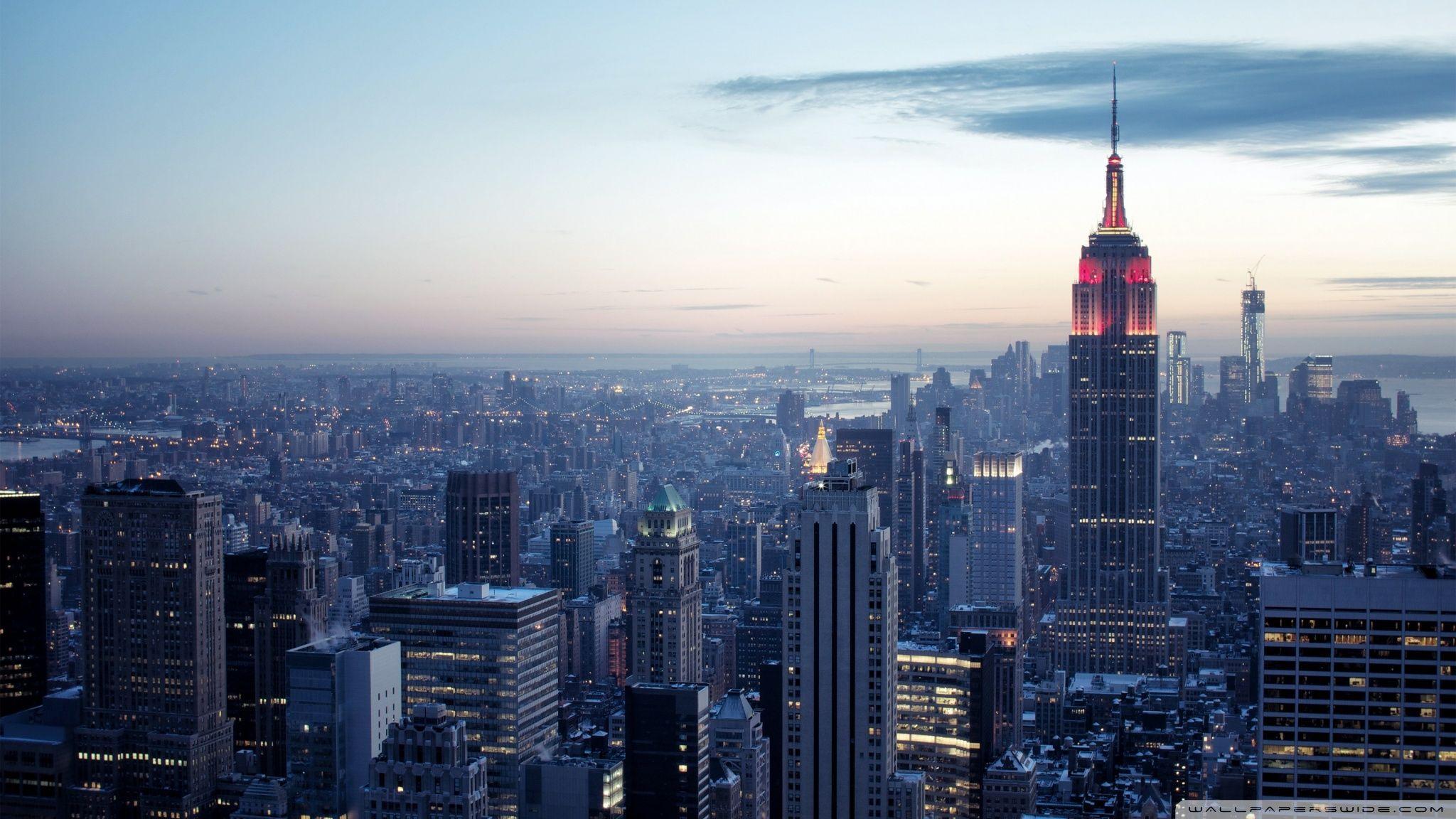 Hãy chiêm ngưỡng bức ảnh New York City đẹp như mơ với đầy đủ các tòa nhà cao tầng, đèn đường phố sáng rực và tiếng xe cộ ầm ĩ. Tải ngay hình nền New York City này và cảm nhận sự sống động và sức nóng của thành phố vô địch này.
