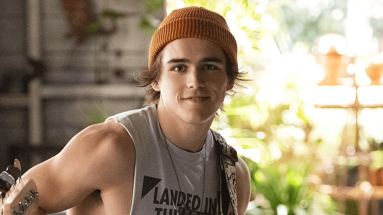 1280x720 Julie and the Phantoms': Charlie Gillespie on Julie & Luke Romance and Season 2 Wishes (Exclusive)