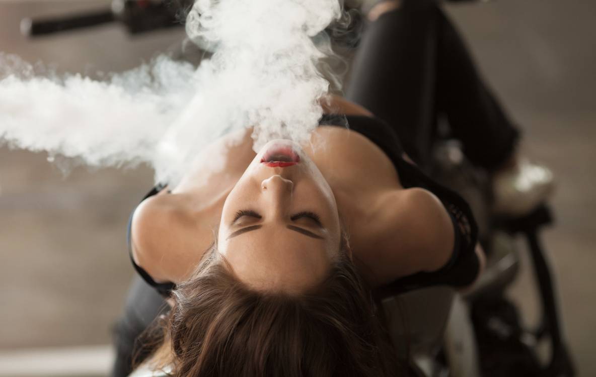 1184x750 Smoking Girl Wallpaper