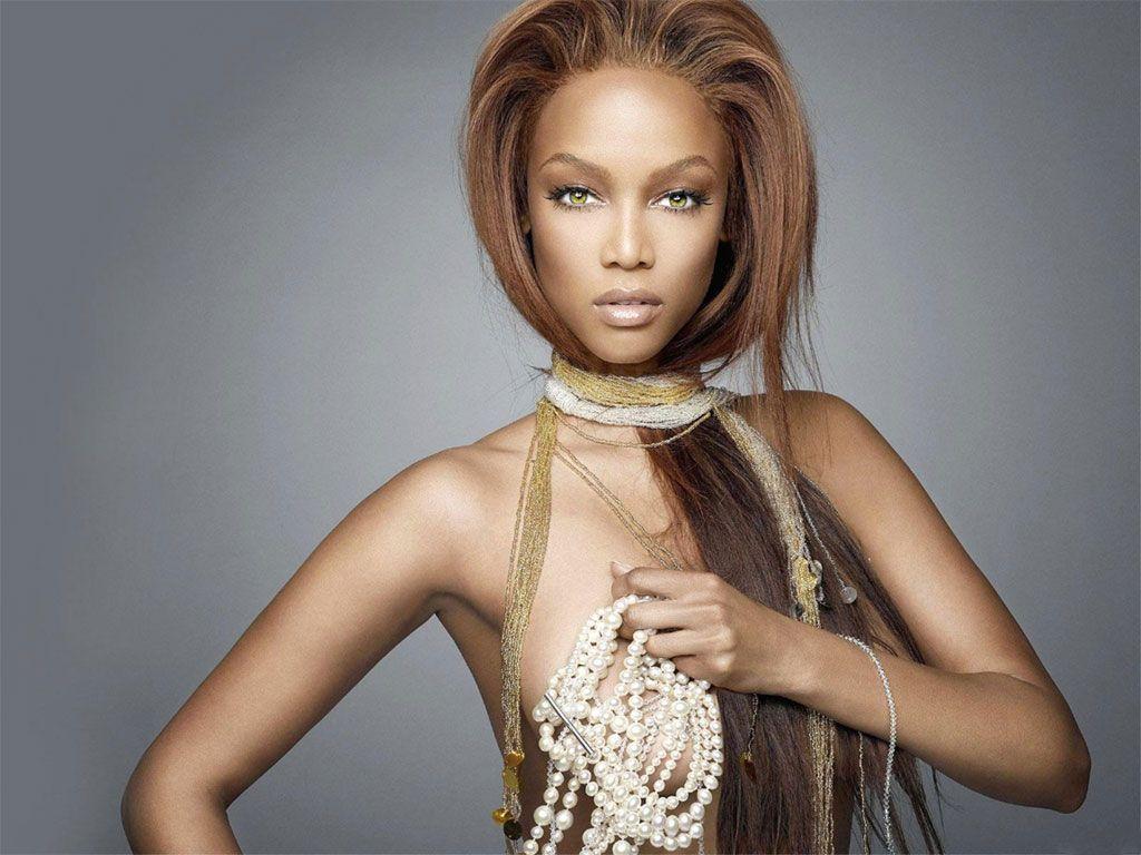 1024x768 Tropics Women Tyra Banks, why is she famous?