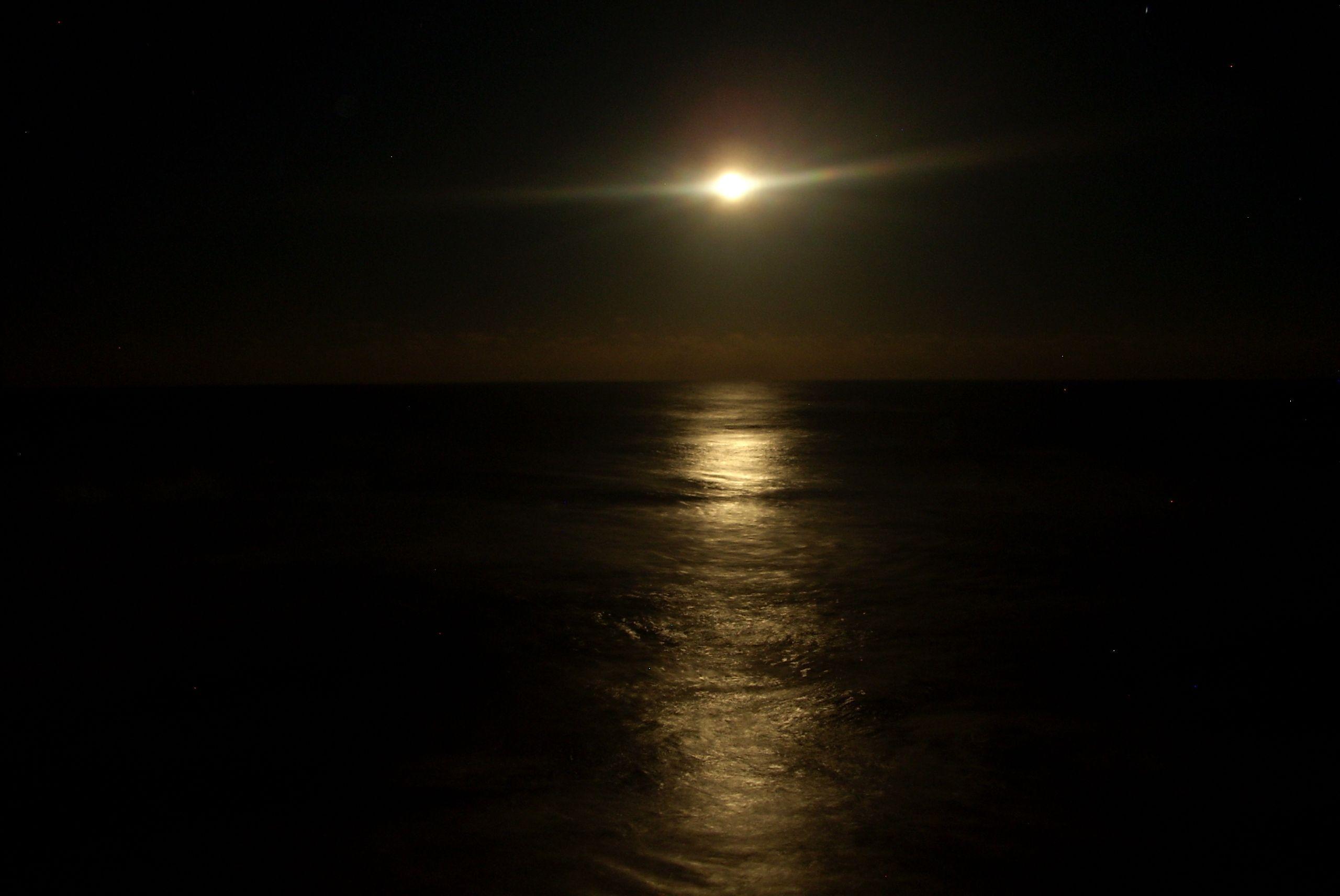 2560x1712 Pics For > Beach At Night With Moon Wallpaper. Beach at night, Ocean picture, Beach night
