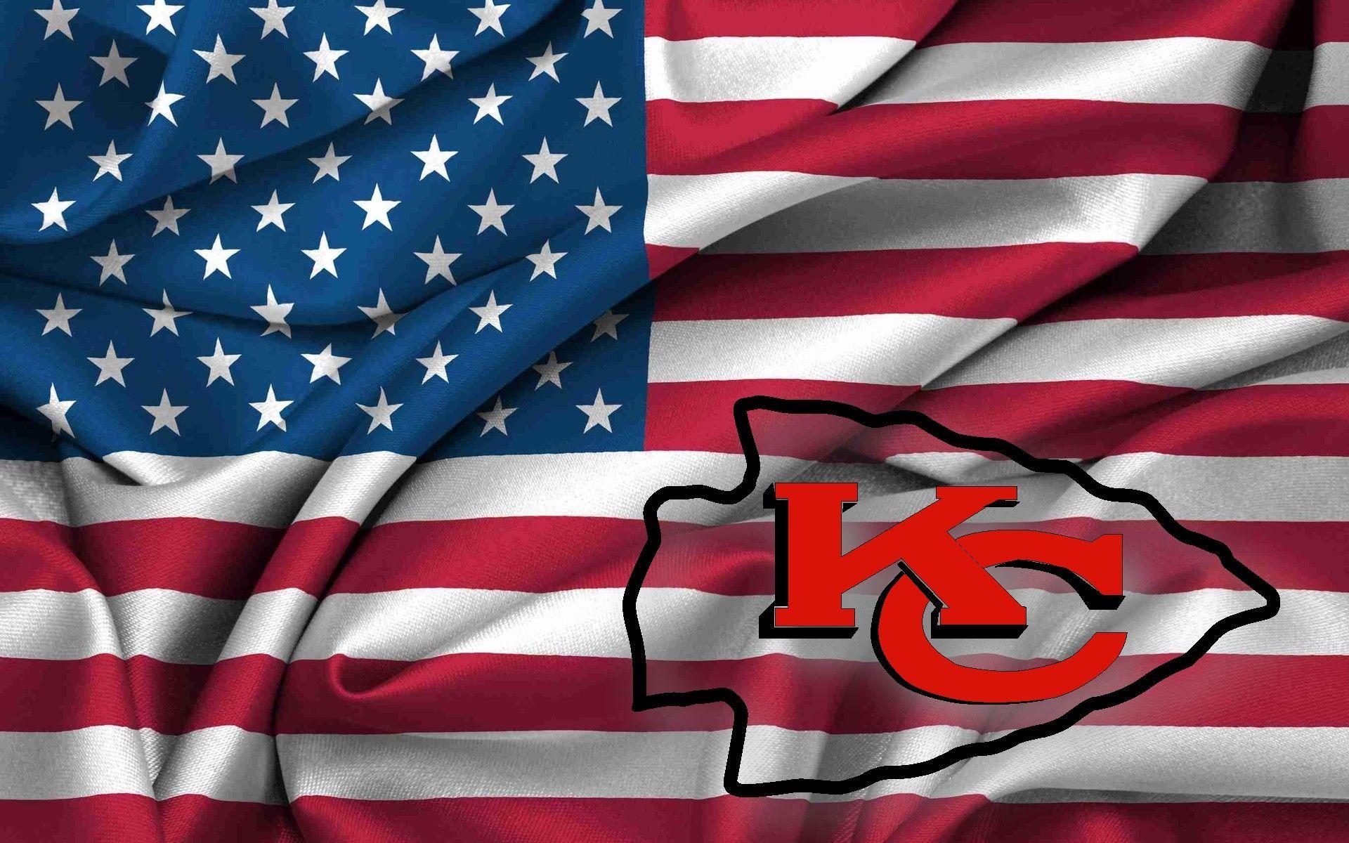Hình nền 1920x1200 KC Chiefs.  hình ảnh biểu tượng của các thủ lĩnh thành phố kansas trên vải lượn sóng cờ Hoa Kỳ 1920x1200.  Biểu trưng của các thủ lĩnh thành phố Kansas, hình nền của Chiefs, các thủ lĩnh của thành phố Kansas