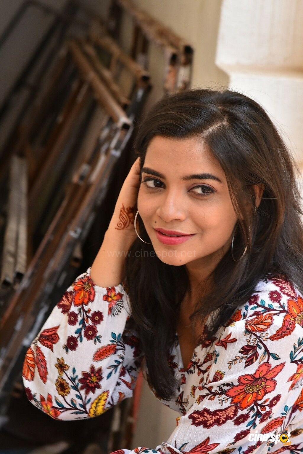 1024x1531 Prashanthi Charuolingah at Falaknuma Das Launch (58)