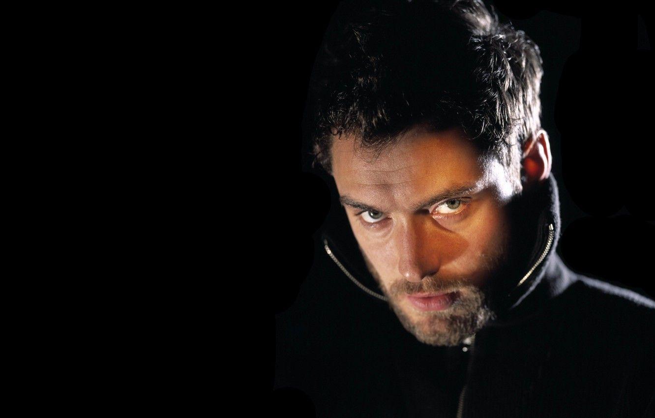 1332x850 Wallpaper look, face, male, beard, actor, black background, Jude Law, Jude Law image for desktop, section мужчины