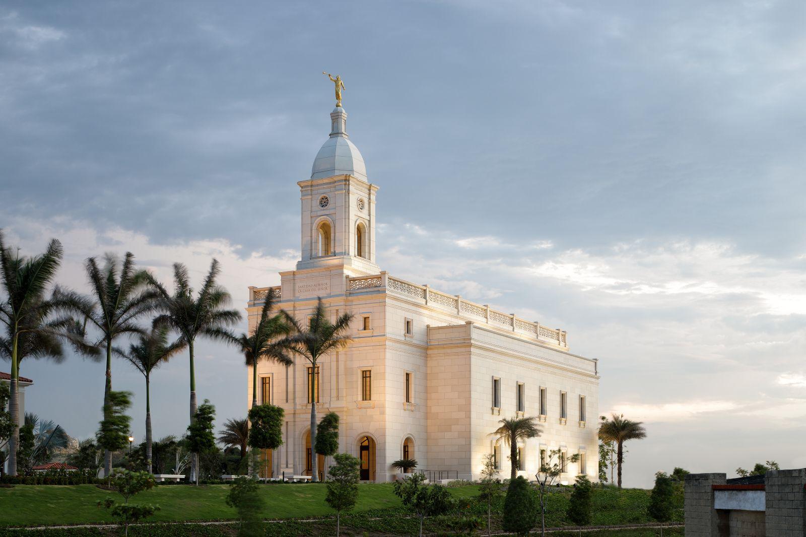 1600x1066 Evening at the Barranquilla Colombia Temple