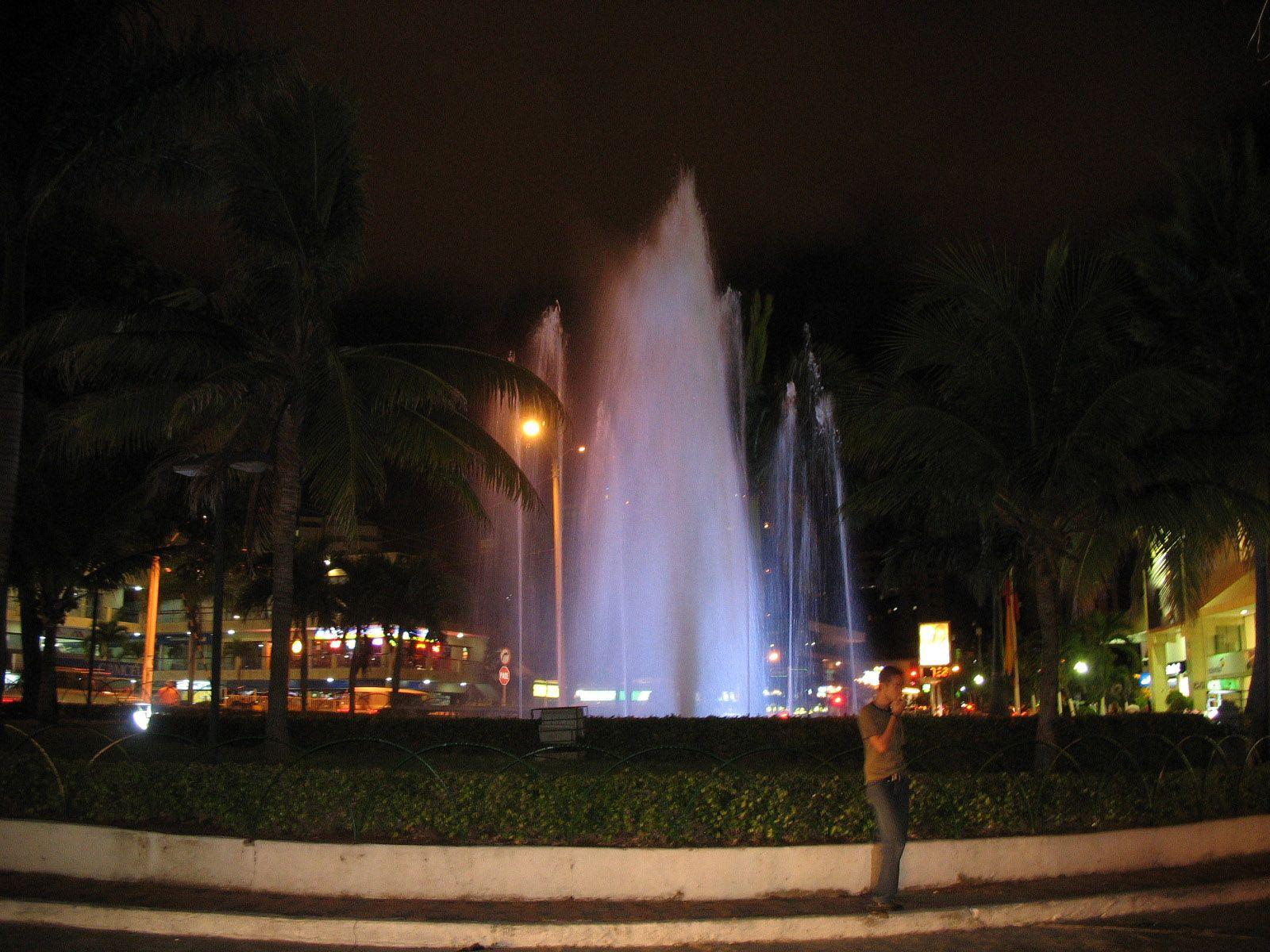 1600x1200 Villa Country Fountain in Barranquilla, Colombia image Domain photo