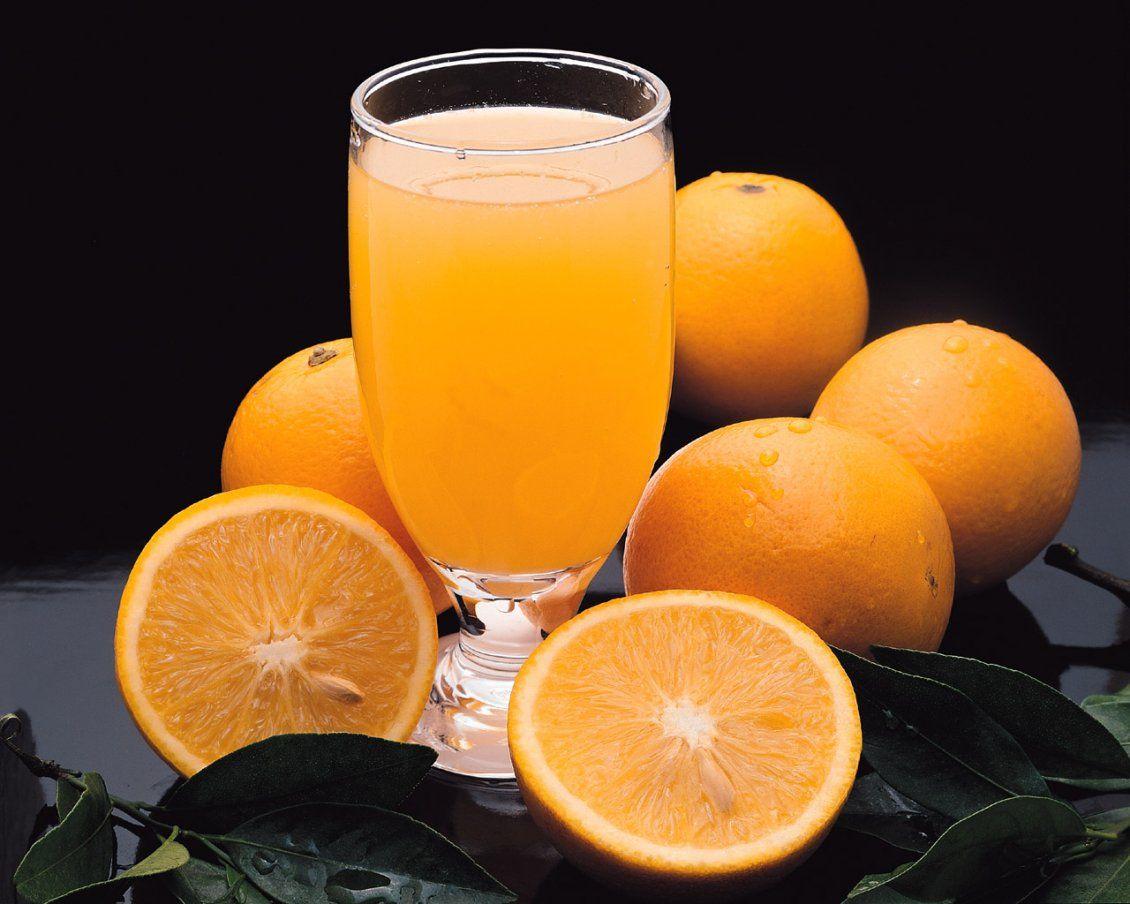 1130x904 Fresh orange juice in a glass
