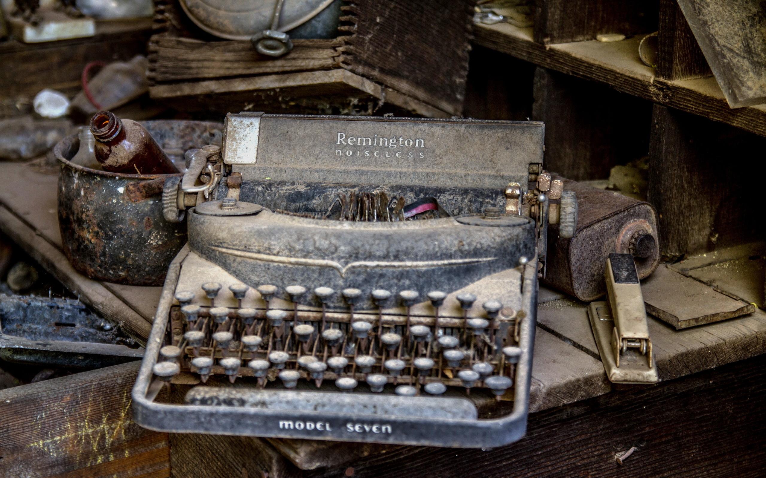 2560x1600 HD Dutsy typewriter Wallpaper