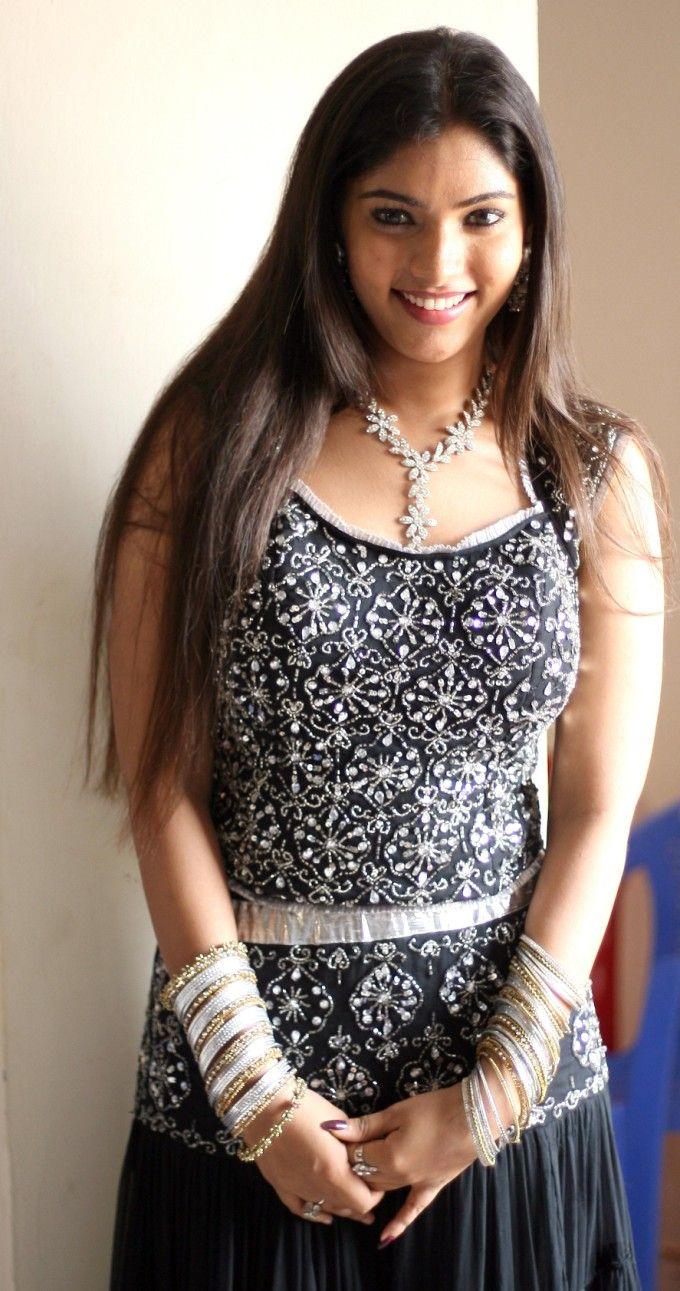 680x1291 glamour actress