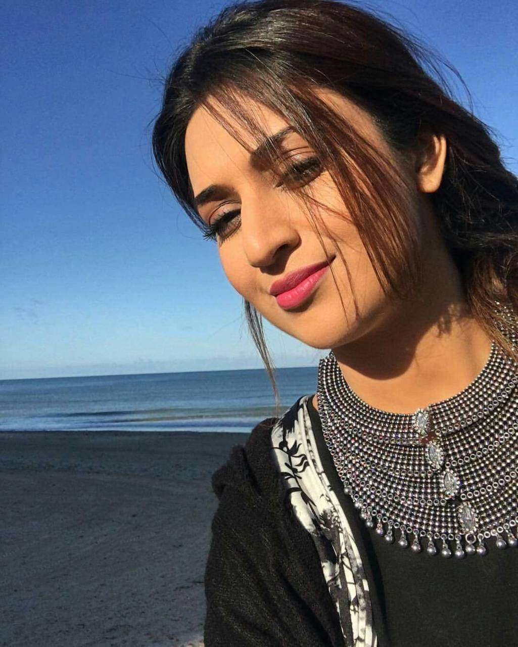 1025x1280 Divyanka Tripathi wallpaper