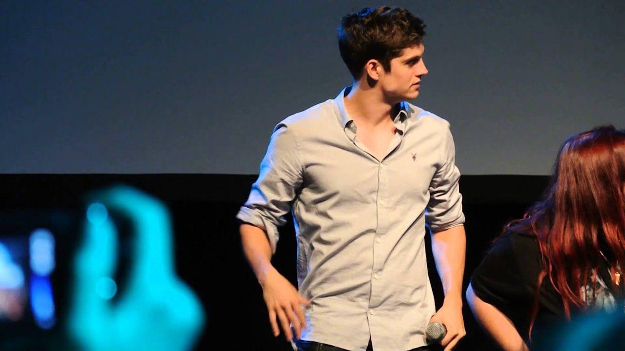 1280x720 Werewolf Con Sharman dancing the Macarena