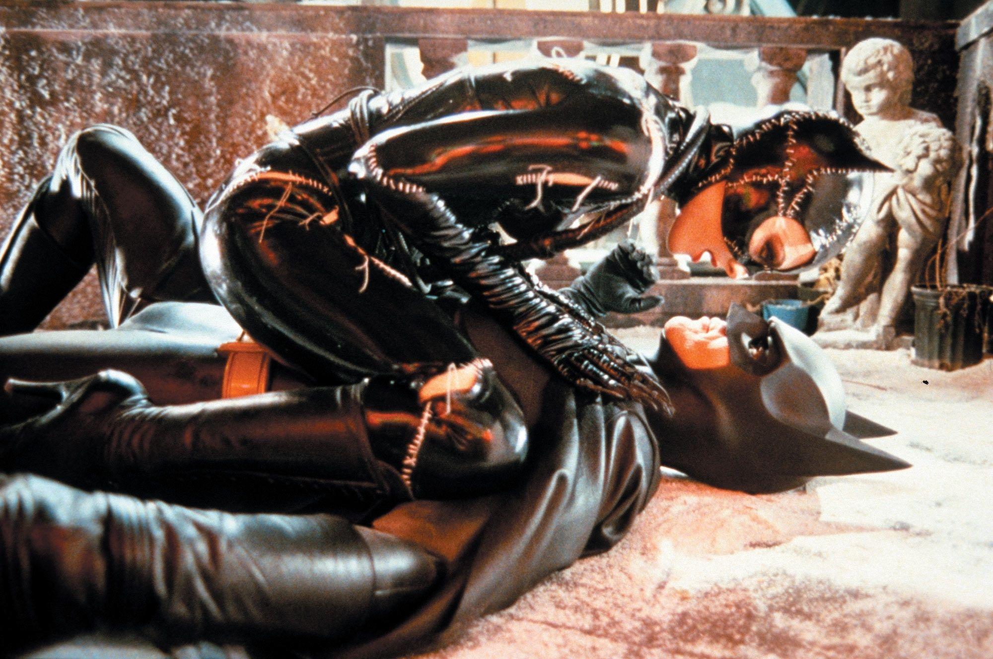 2000x1328 Download 2000x1328 Batman movies catwoman couple michelle pfeiffer batman returns 2000x1328 wallpaper