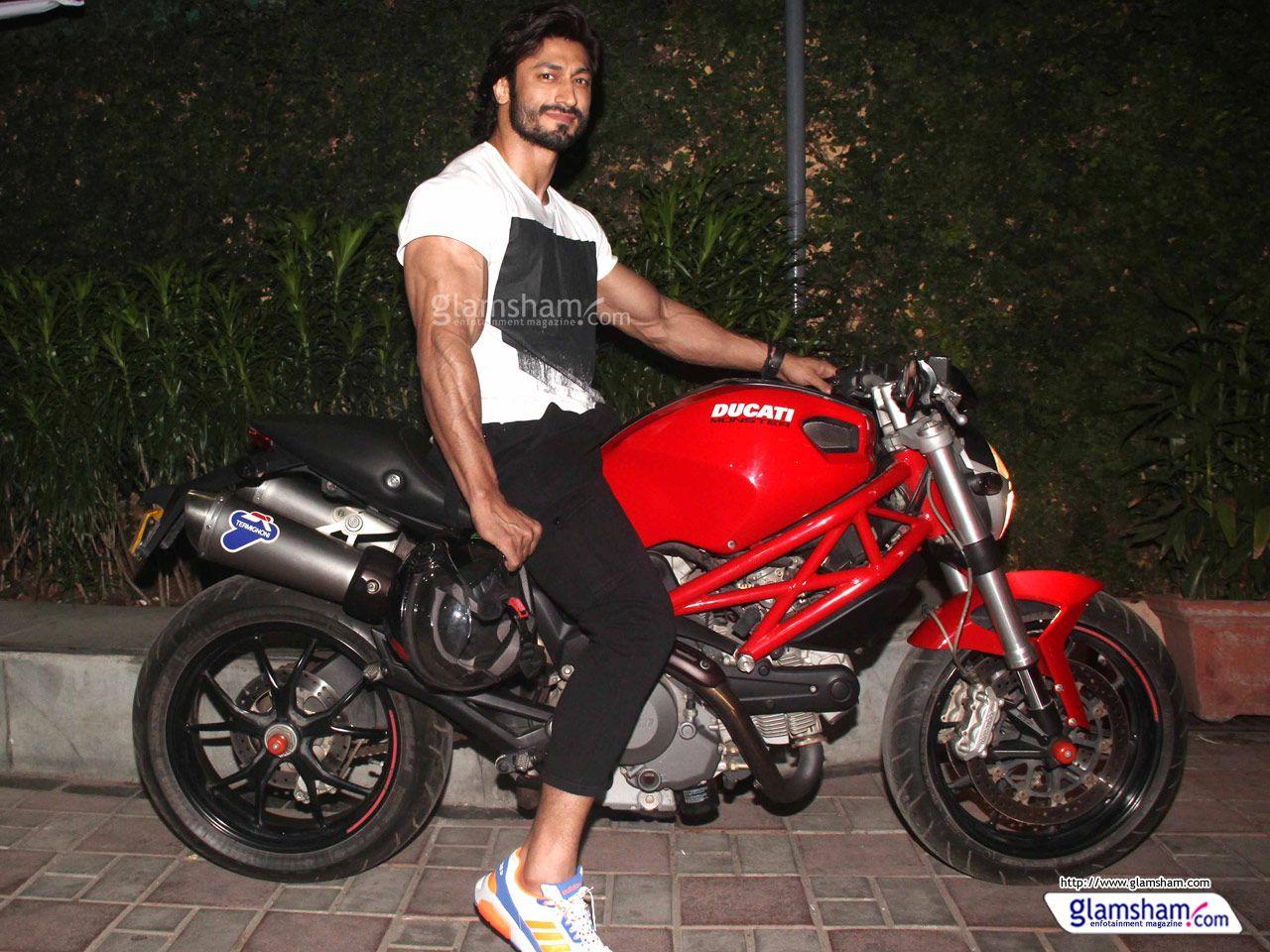 1280x960 Vidyut Jammwal Wallpaper