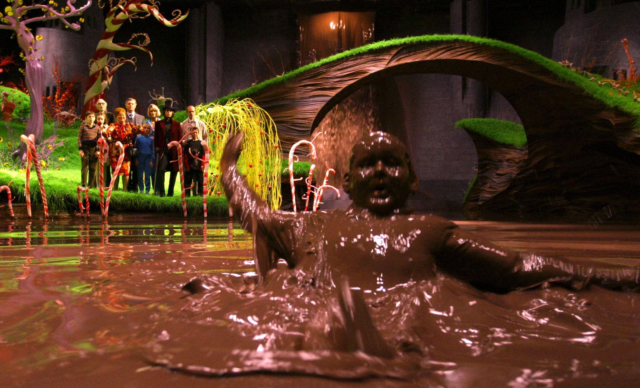 2048x1240 Charlie and the Chocolate Factory (2005)