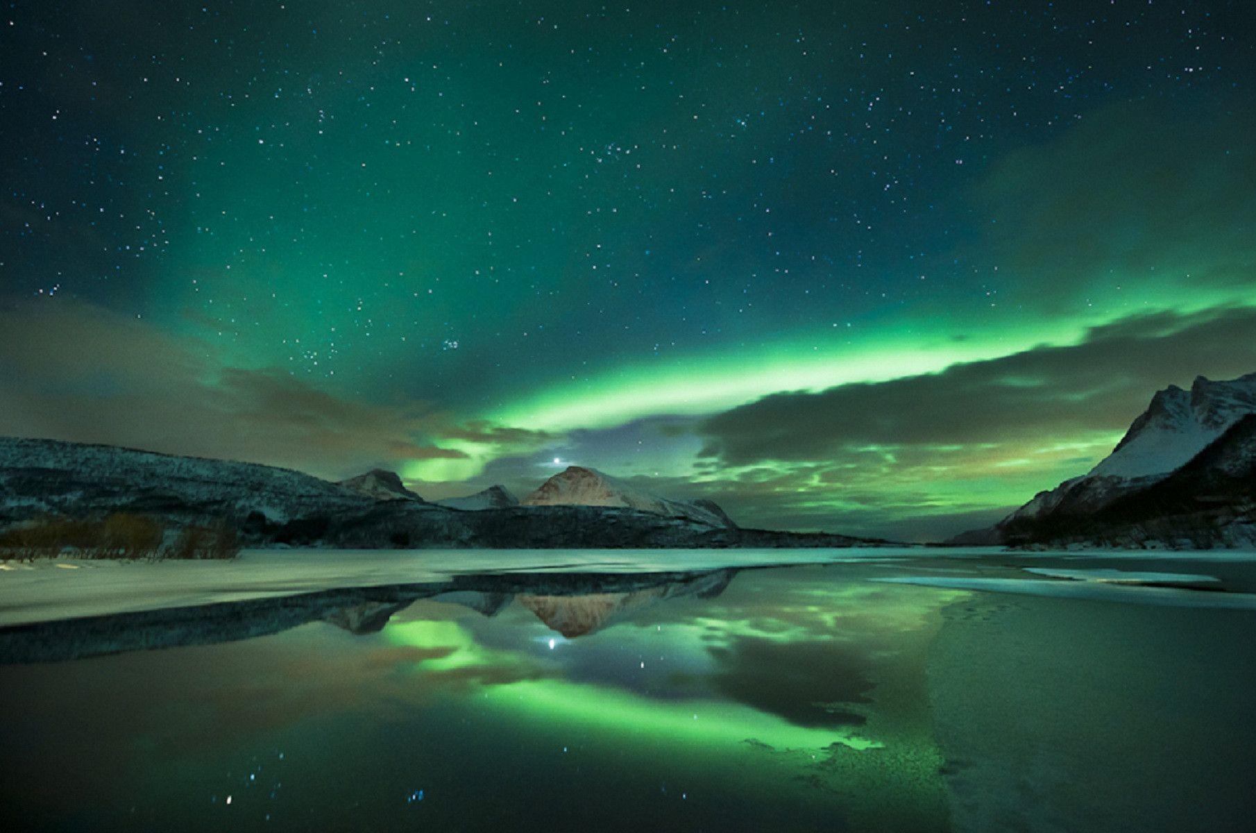 1810x1200 Northern Lights Background