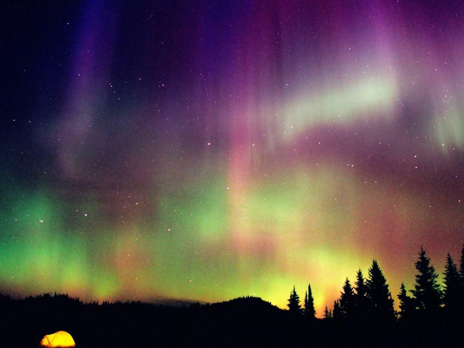 1600x1200 Northern Lights Background