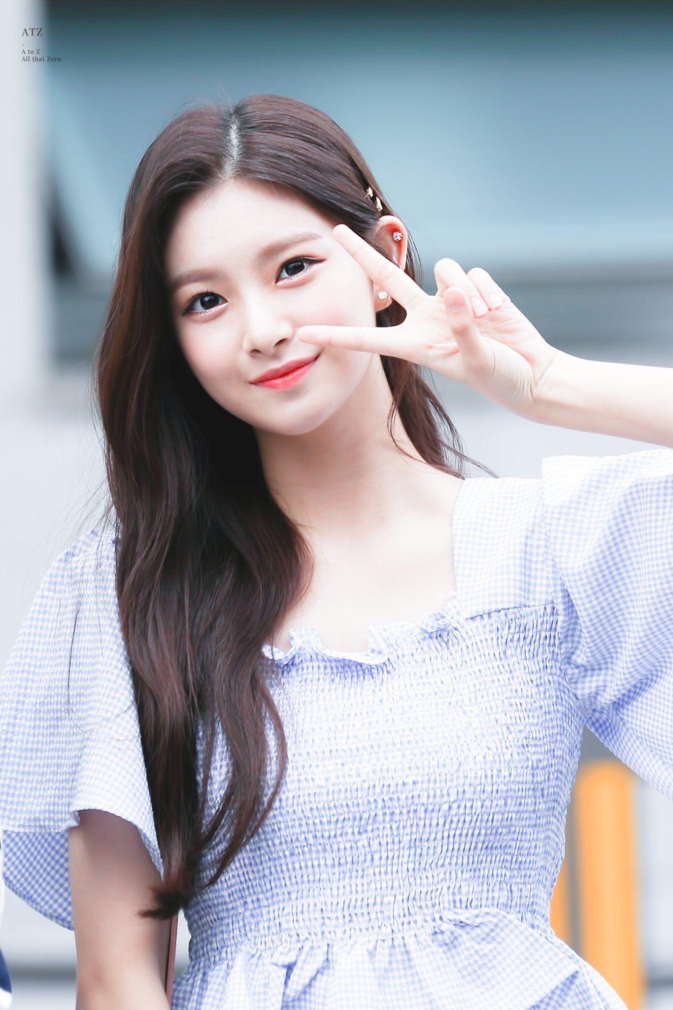 1366x2048 Wang Yiren Wallpaper