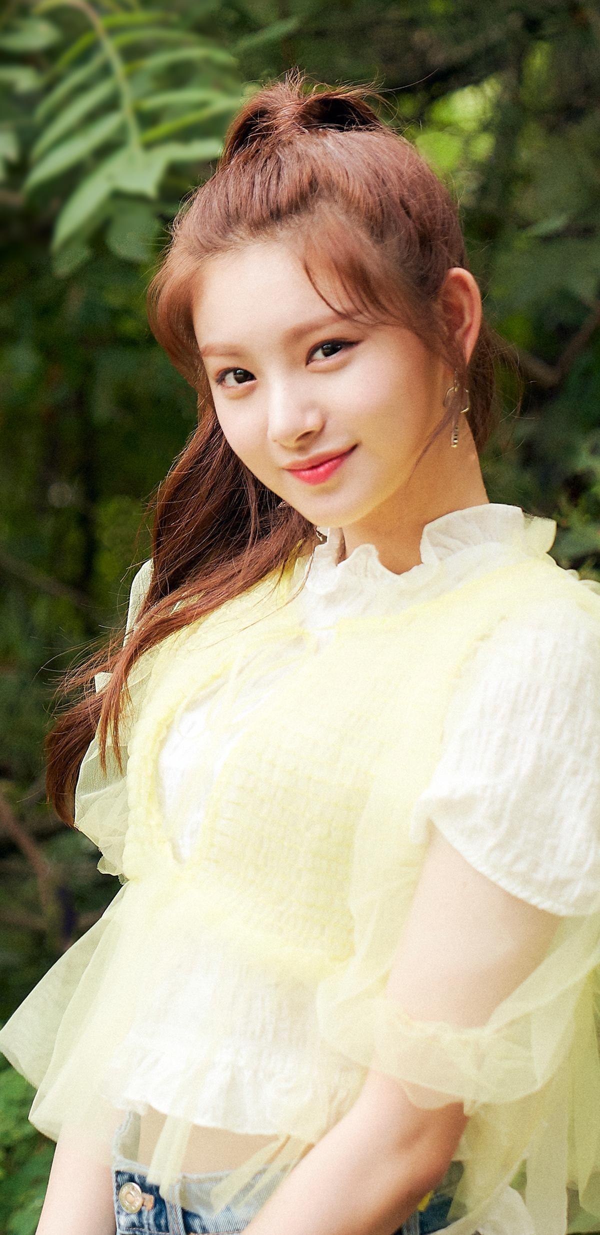 1200x2467 EVERGLOW K Pop Wang Yiren Smiling Asian Women Brunette Wallpaper:1200x2467