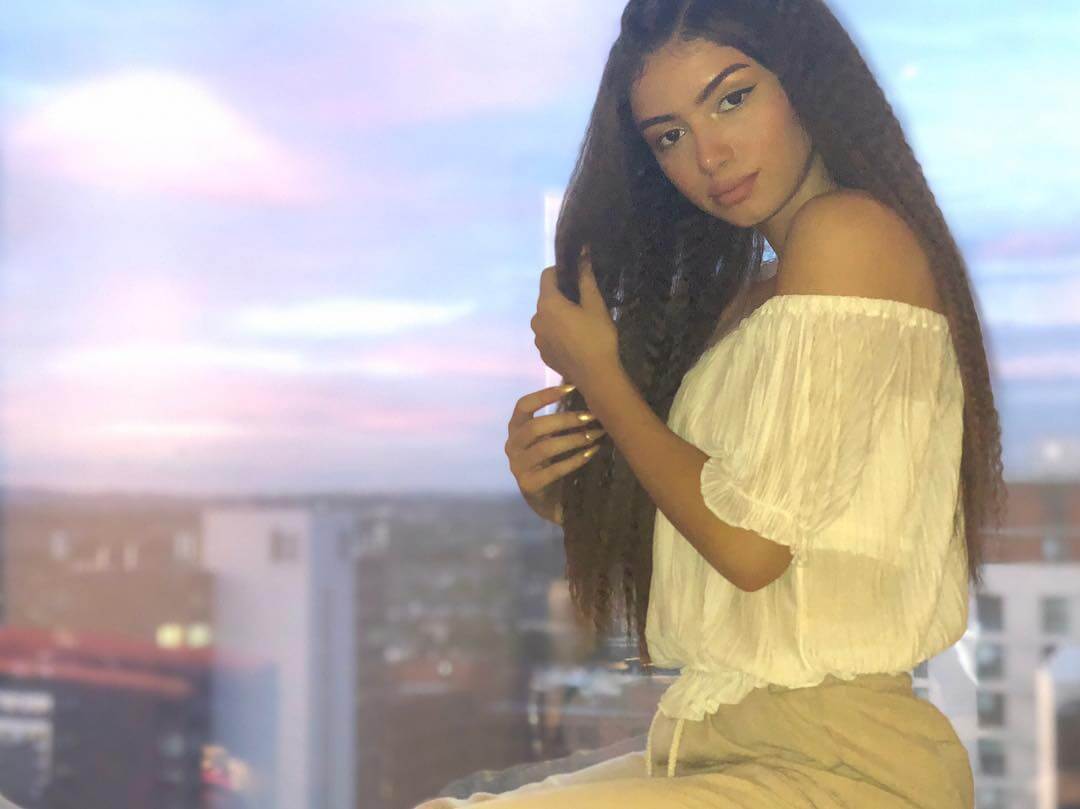 1080x809 Mimi Keene Wallpaper