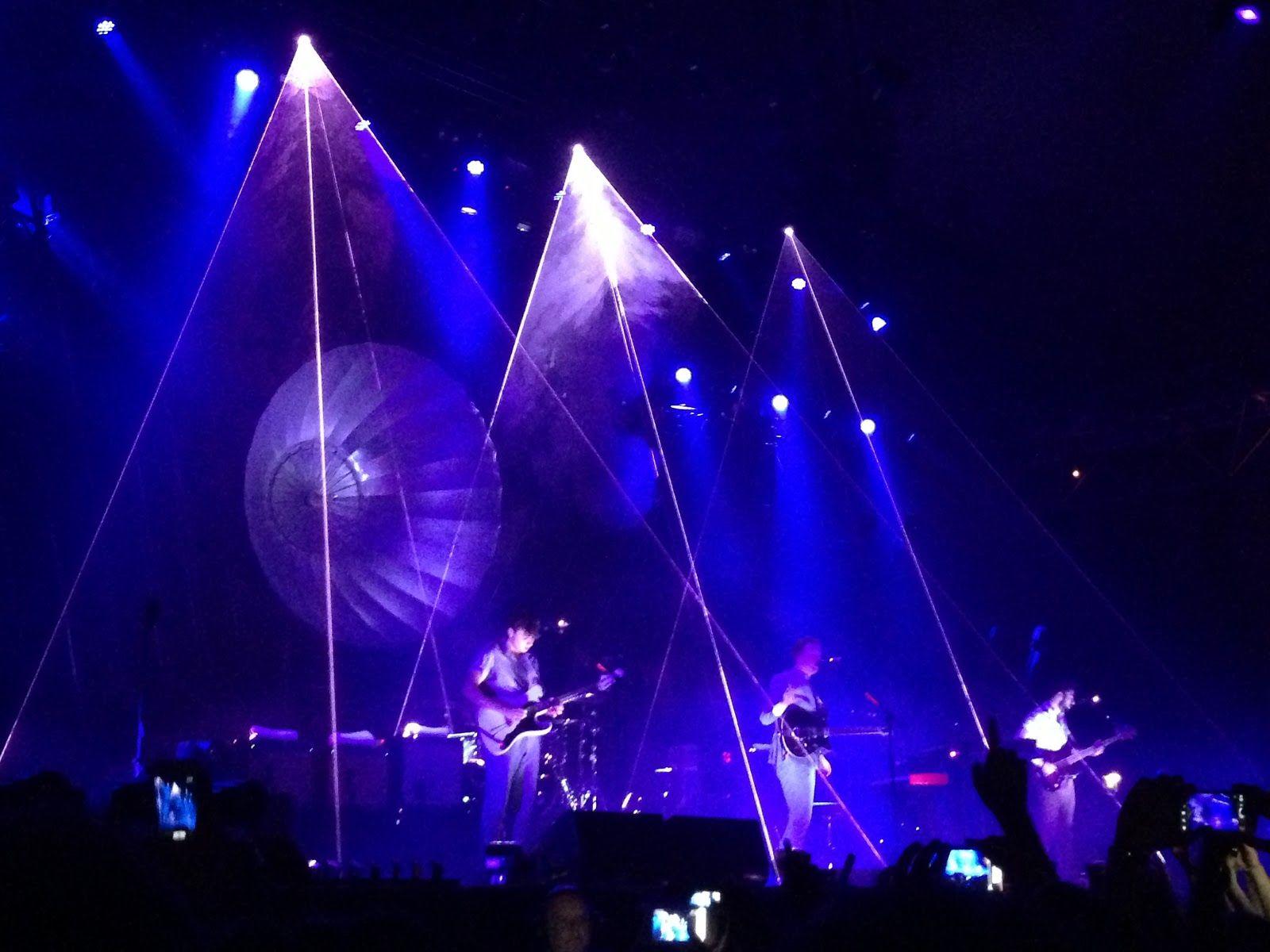 1600x1200 Essence Rare: Two Door Cinema Club at Alexandra Palace