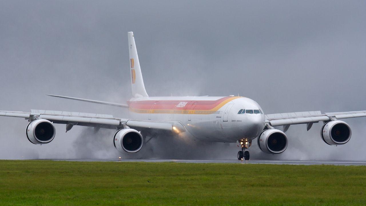 1280x719 Airbus A340 600 Very Wet Landing Wallpaper 821