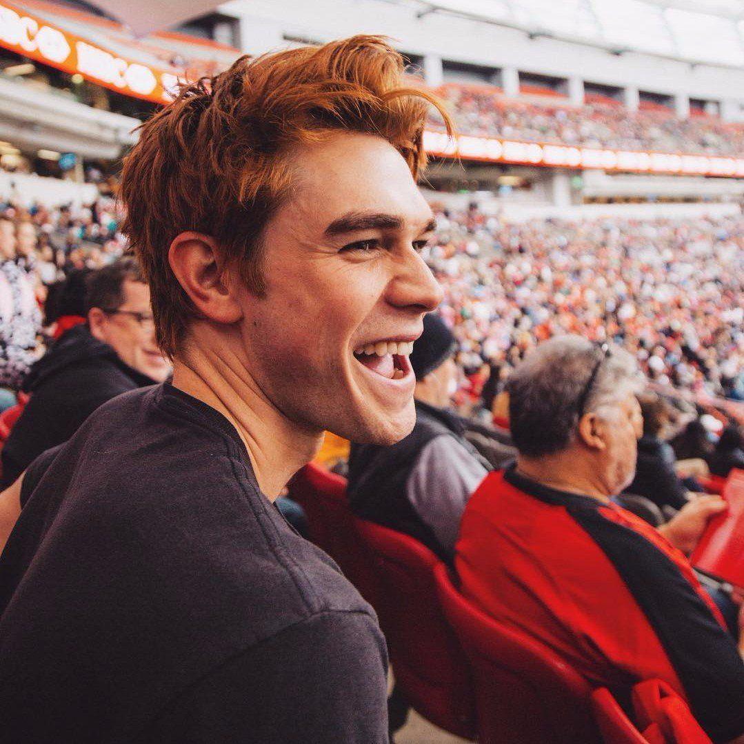 1079x1079 KJ Apa Wallpaper