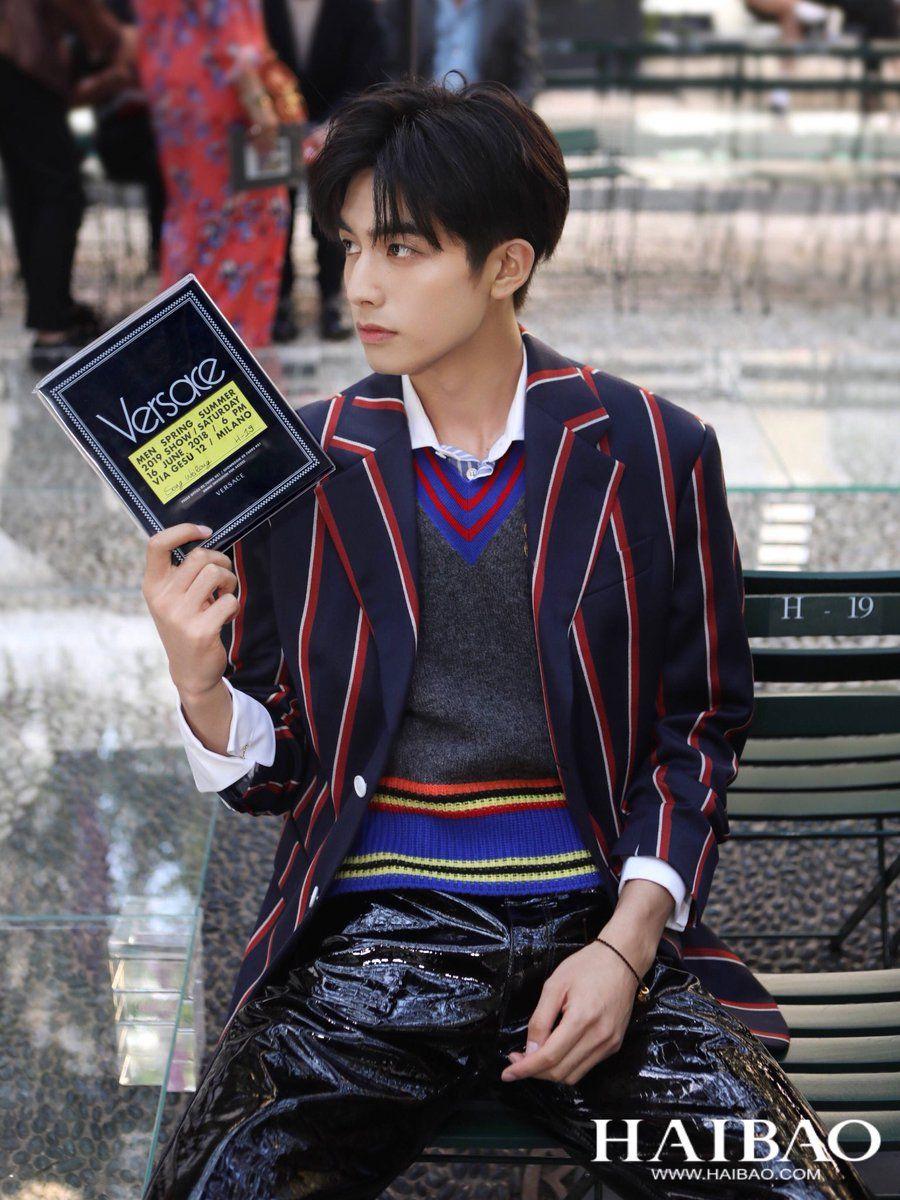 900x1200 Cdrama Tweets Weilong With Haibao For Versace S S 2019 Show At Milan Men's Fashion Week #宋威龙 #songweilong