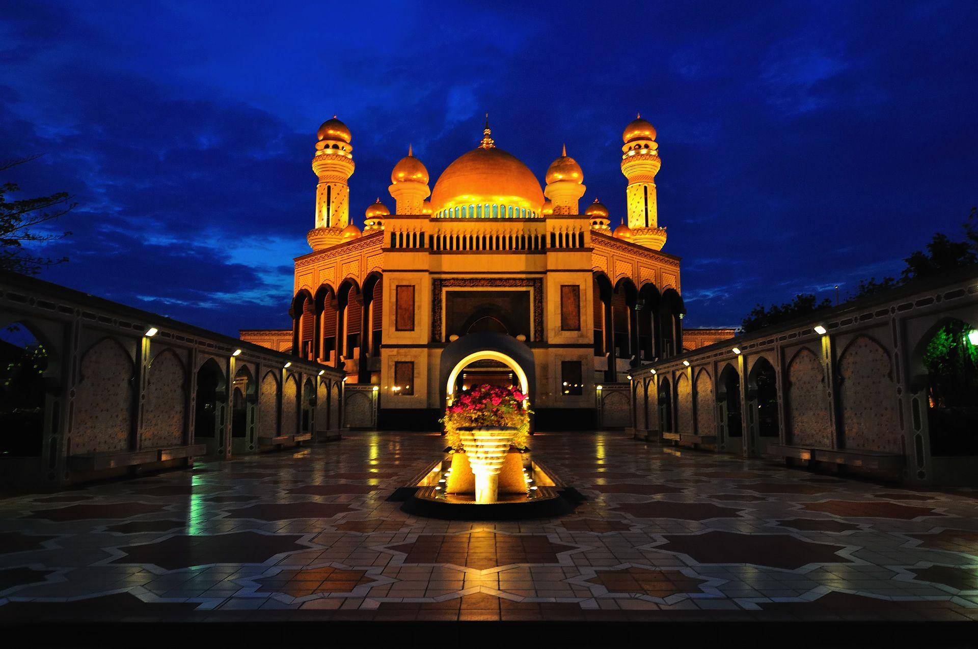 1920x1275 hd windows wallpaper: brunei palace and blue sky wallpaper