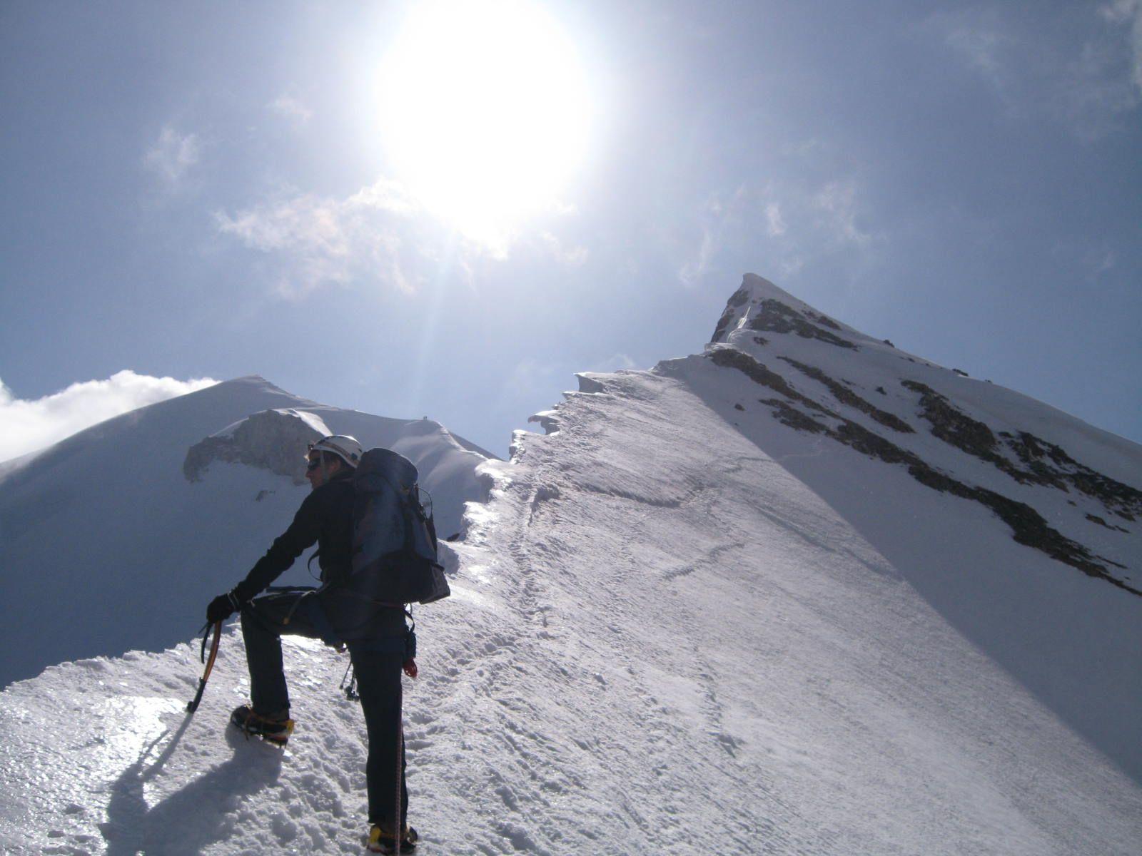 1600x1200 A Cap on Climbers at Mont Blanc