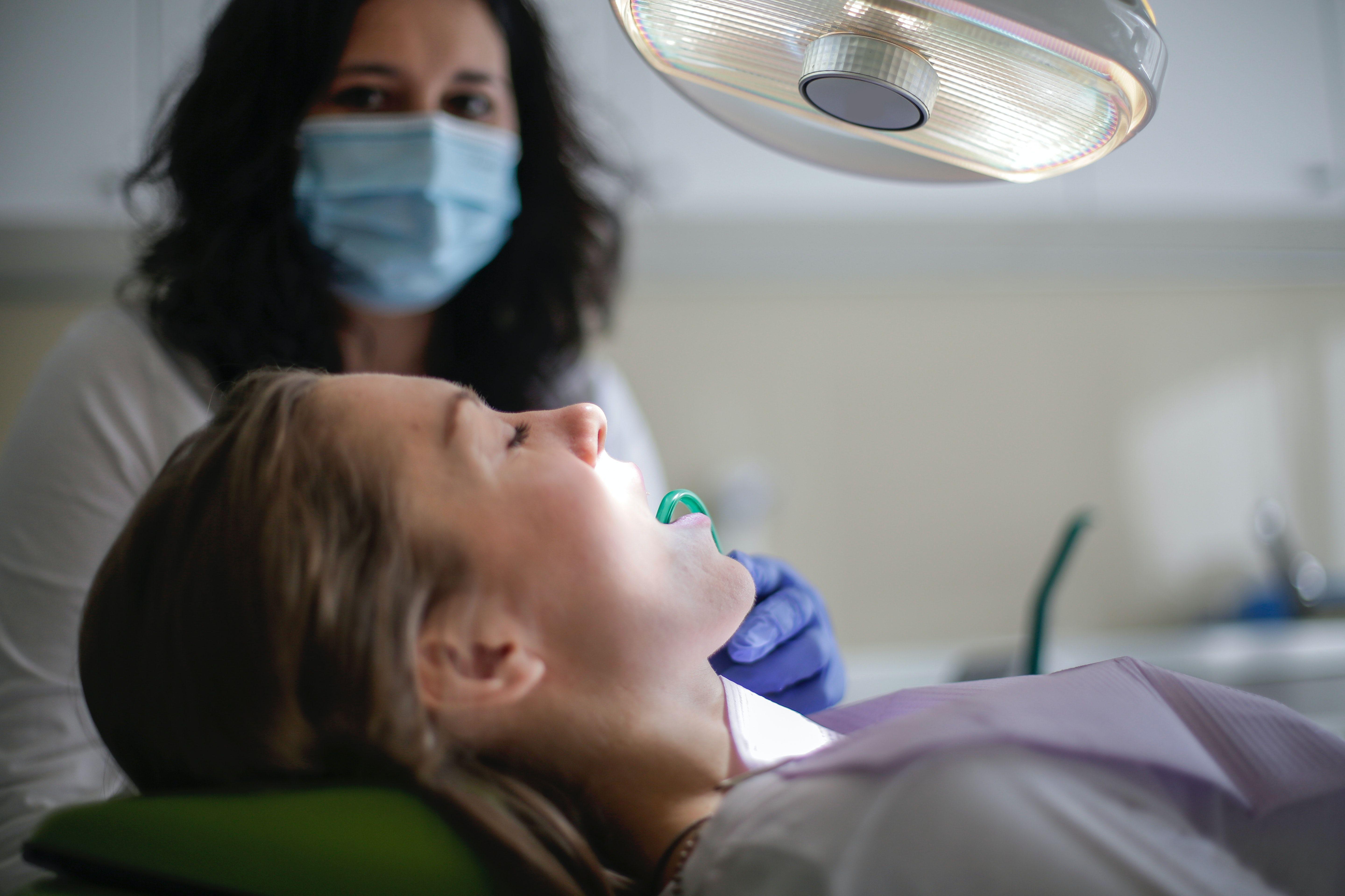 5760x3840 Dental assistant holding saliva ejector in mouth of patient · Free