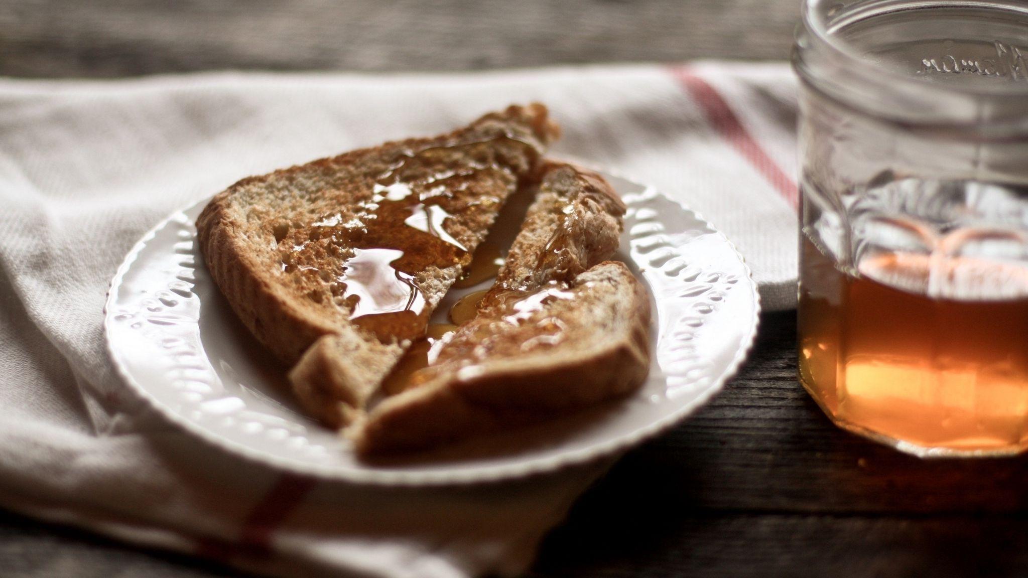 2048x1152 Download wallpaper 2048x1152 toast, bread, honey, bank, plate ultrawide monitor HD background