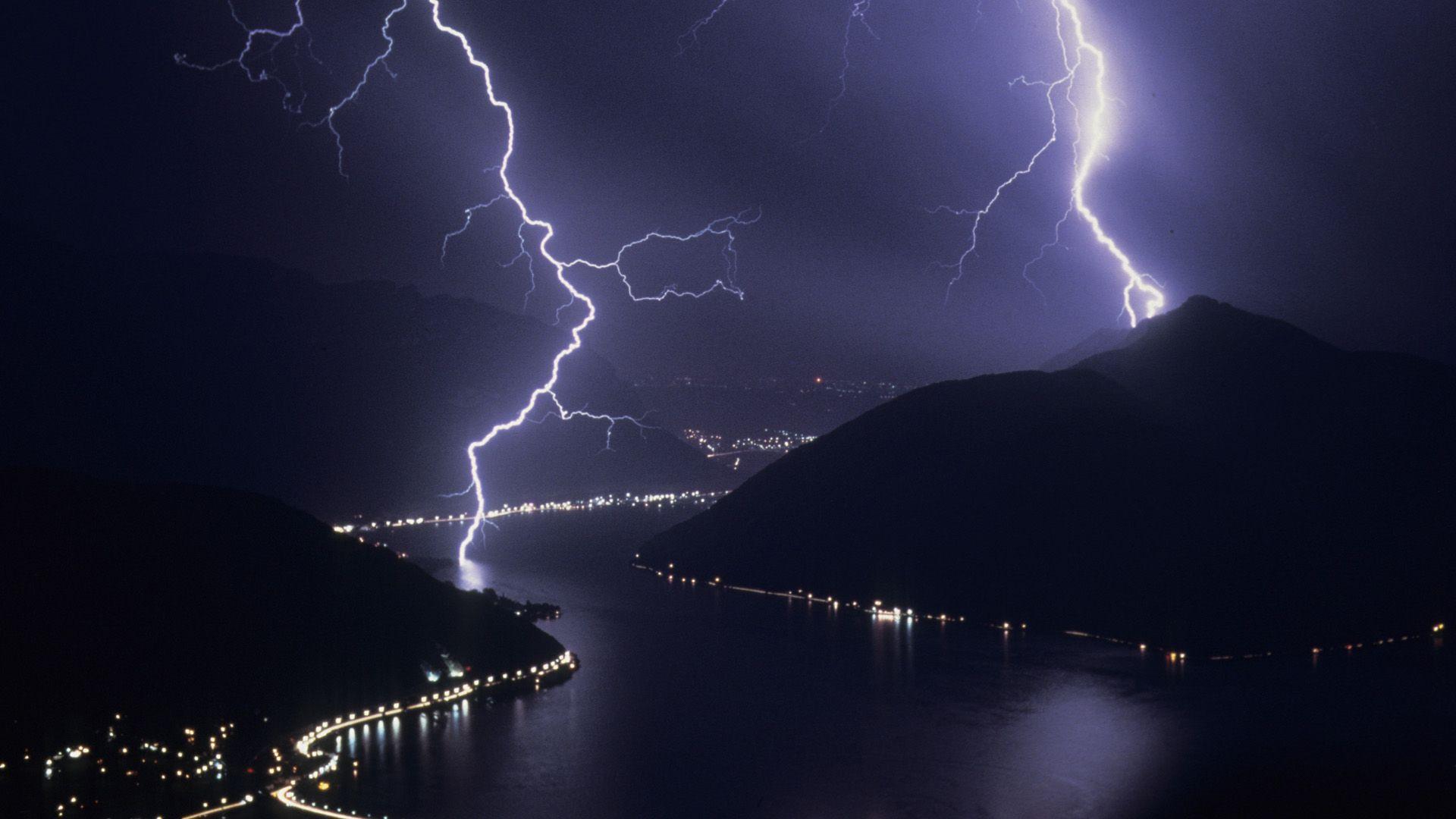 1920x1080 Lightning Wallpaper HD 1920x1080