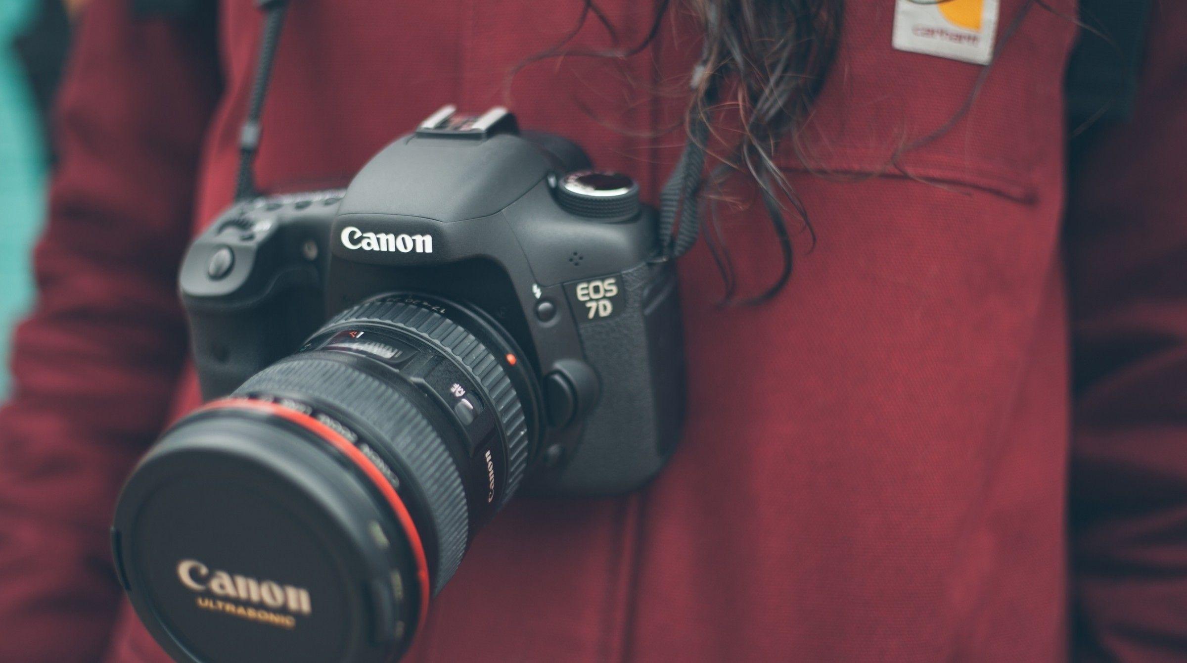 2400x1340 Download 2400x1340 Canon Eos 7d, Camera, Photographer Wallpaper