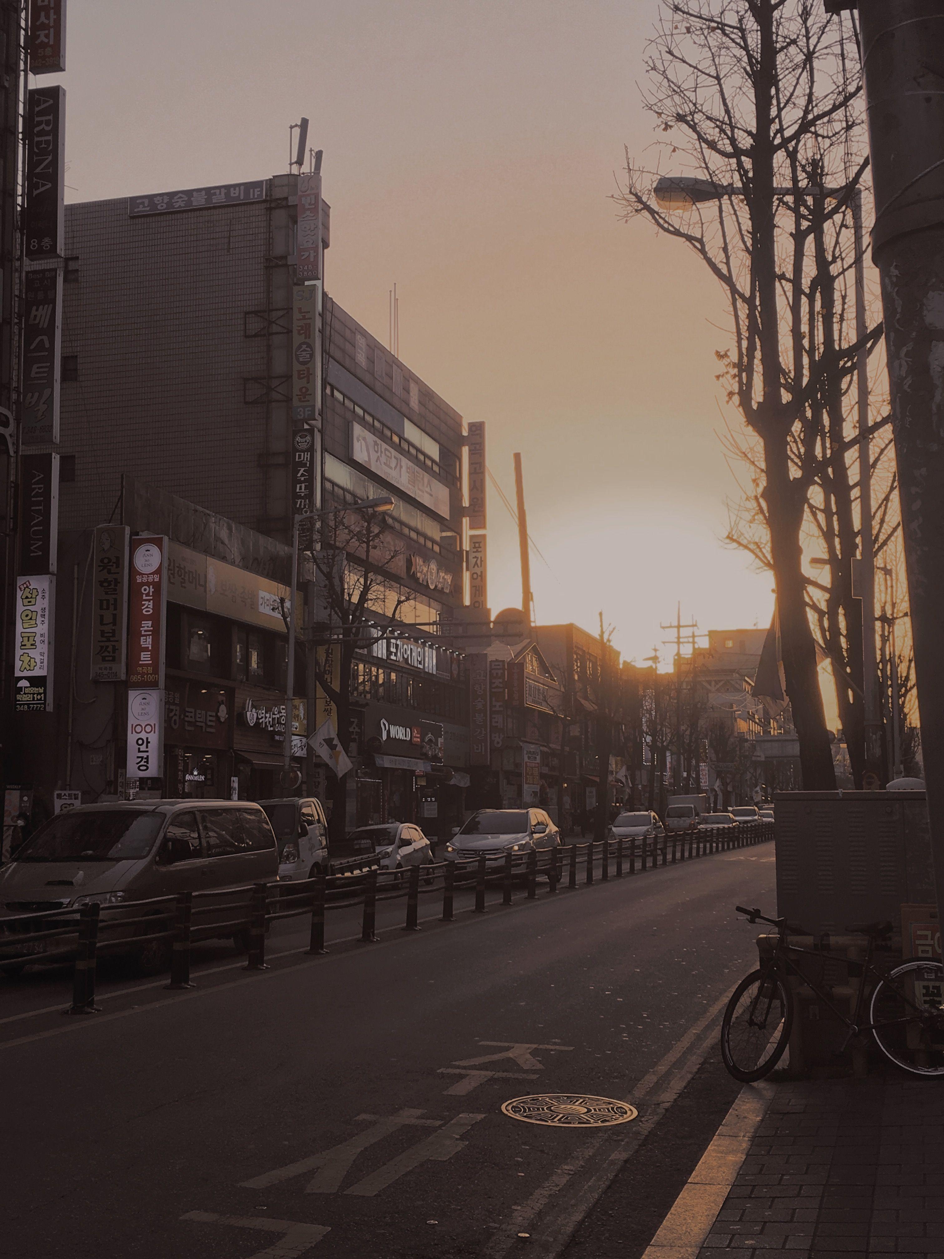 3024x4032 korea #streets #sunset #city #seoul #street #sun #aesthetic. Fotografi perjalanan, Fotografi jalanan, Pemandangan